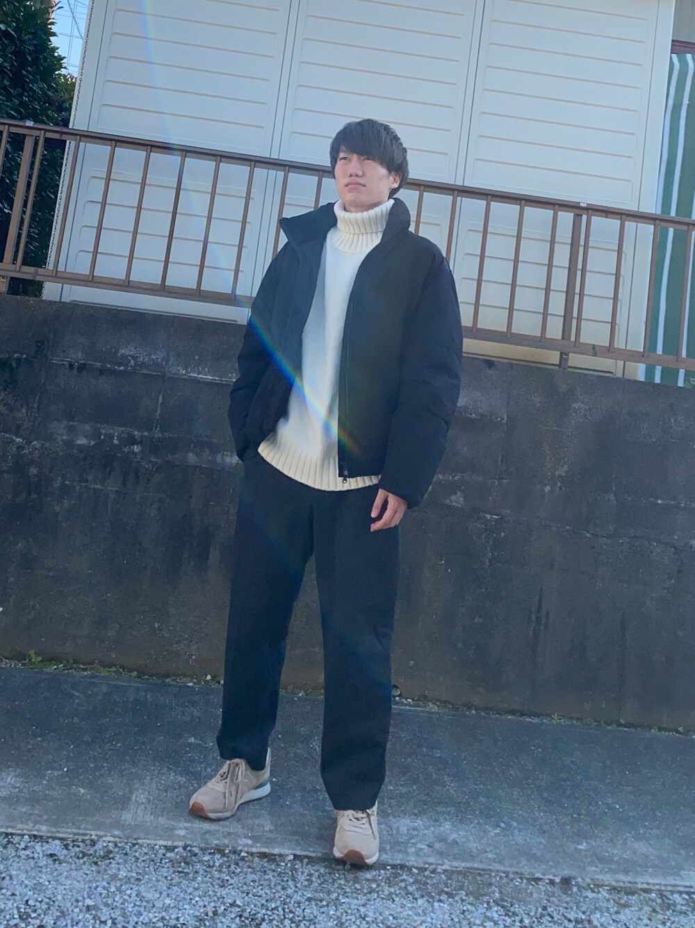 ブラック系のその他パンツ、ホワイト系のトップス、ブラック系のダウンジャケット/コートを着用したメンズの冬コーディネートの1枚目の写真