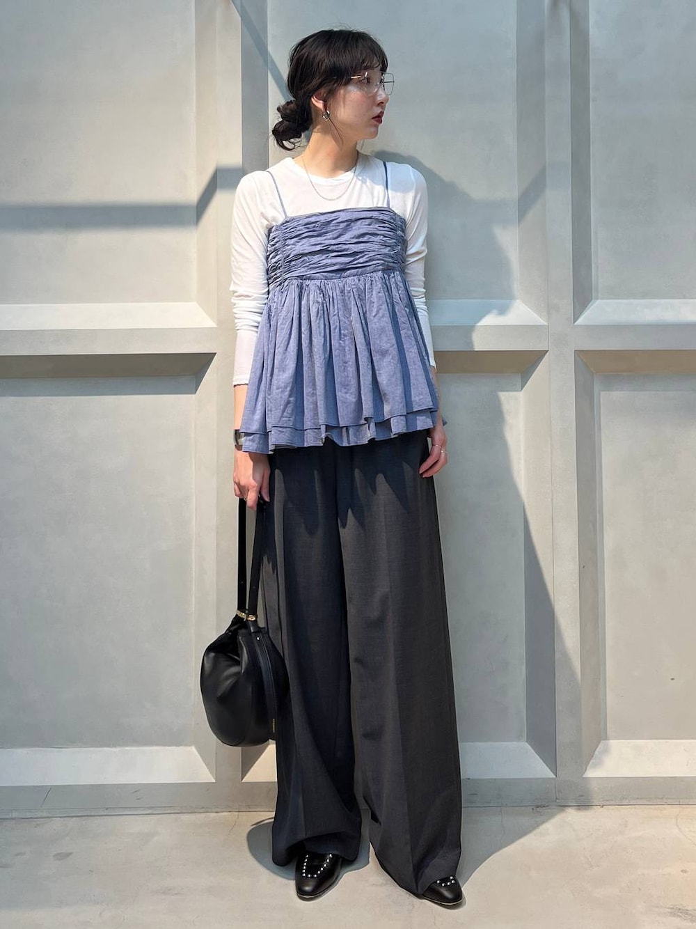 ホワイト系のTシャツ/カットソー、グレー系のその他パンツ、ブルー系のキャミソールを着用したレディースの春コーディネートの1枚目の写真