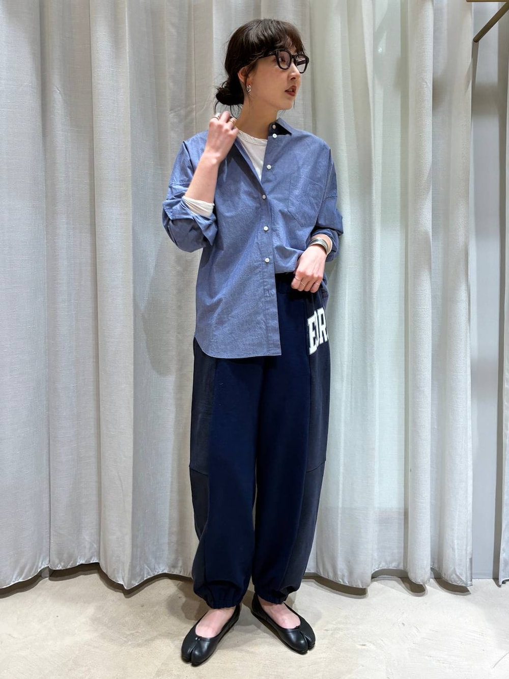 ブルー系のシャツ/ブラウス、ホワイト系のTシャツ/カットソー、シルバー系のバングル/リストバンドを着用したレディースの冬コーディネートの1枚目の写真