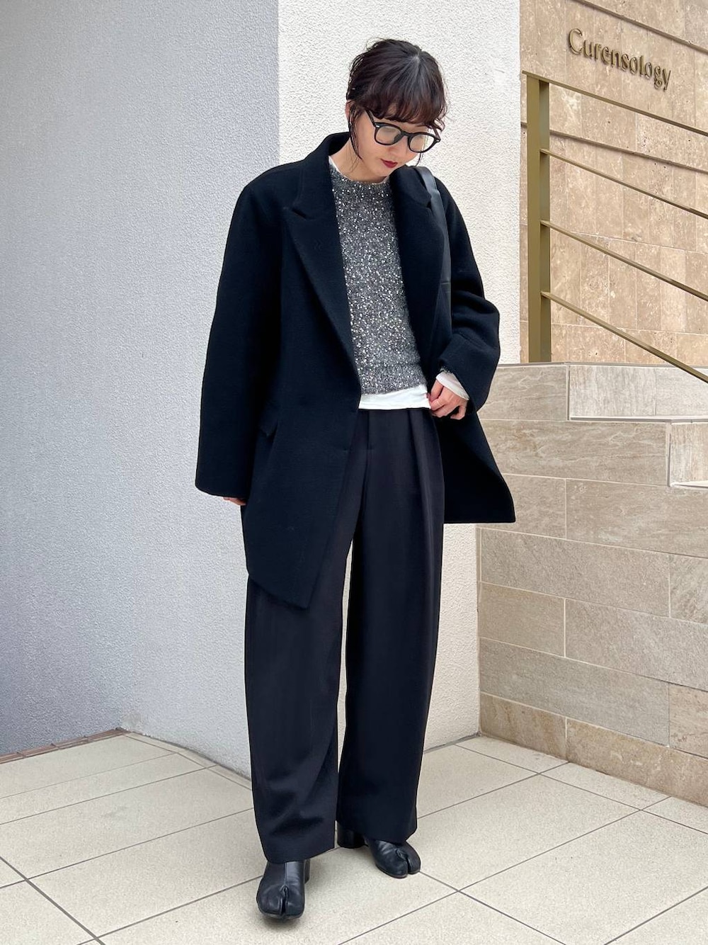 ブラック系のその他パンツ、ホワイト系のTシャツ/カットソー、グレー系のニット/セーターを着用したレディースの秋コーディネートの1枚目の写真