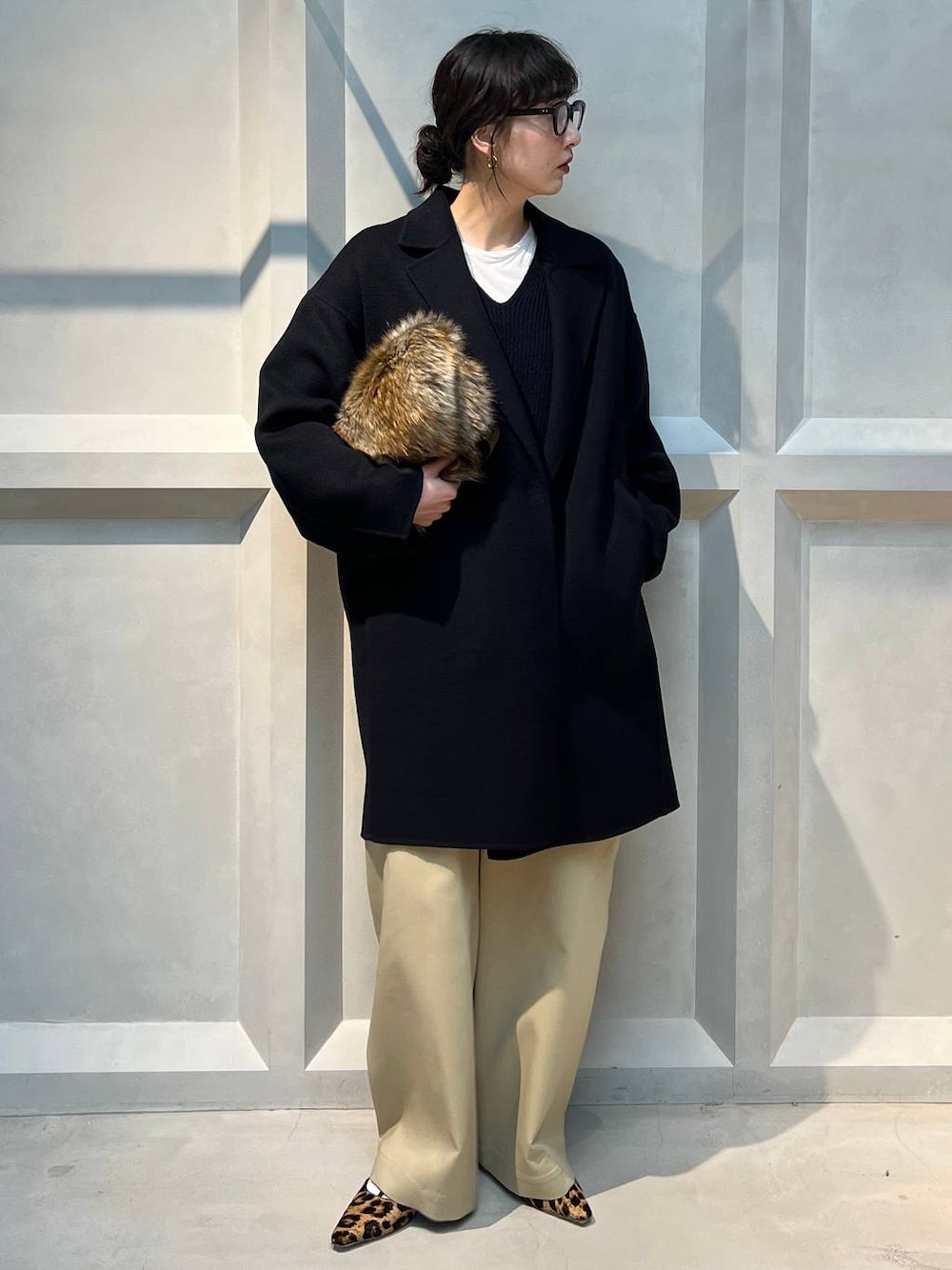 ホワイト系のTシャツ/カットソー、ブラウン系のその他パンツ、ブルー系のチェスターコートを着用したレディースの秋コーディネートの1枚目の写真