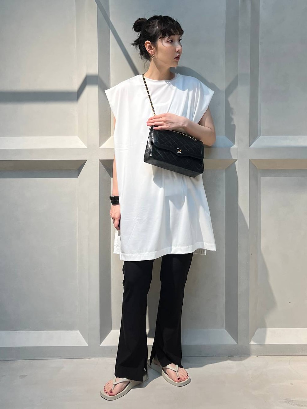 ブラック系のその他パンツ、ホワイト系のTシャツ/カットソー、ベージュ系のサンダルを着用したレディースの夏コーディネートの1枚目の写真