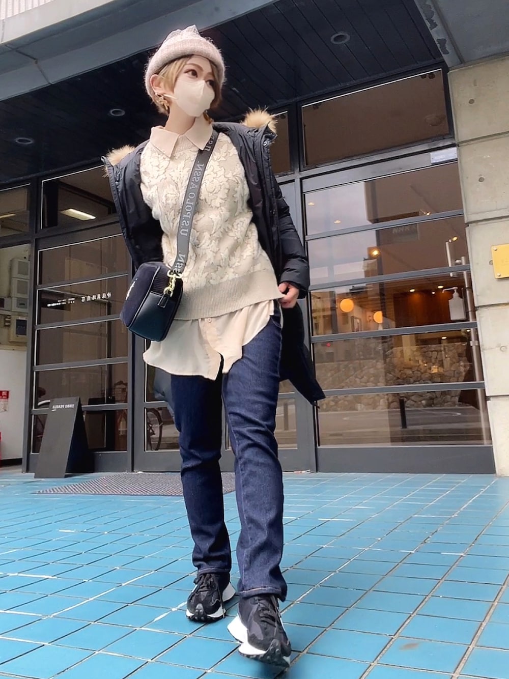 「デニム、レイヤードスタイル、冬コーデ、ロングコート、ダウンジャケット、コーデュロイ、something_jean、サムシング、ストリート、スニーカーコーデ、マイベストコーデ2022、クリスマスに着たい服、休日スタイル、ニット、きれいめカジュアル」｜「SOMETHINGのSOMETHING BODYFIRE 裏起毛あったかテーパードパンツ【暖】冬用暖かいデニム（デニムパンツ、ブルー系）」を使った、＊myuu🐈‍⬛＊さん（レディース・148cm）の冬コーディネートの1枚目の写真