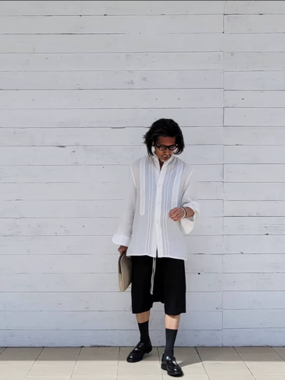 「ハーフパンツ、シンプルスタイル、シャツスタイル、モノトーン、ローファー、おしゃれさんと繋がりたい、オトナカジュアル、RICK OWENS、ootd、靴下、大人カジュアル、いいね、save、フォローお願いします🤑、ストリート、シンプル、バッグ」｜「RAINMAKERのアイテム（メガネ、ブラウン系）」を使った、kaitora19621122さん（メンズ・176cm）の秋コーディネートの1枚目の写真