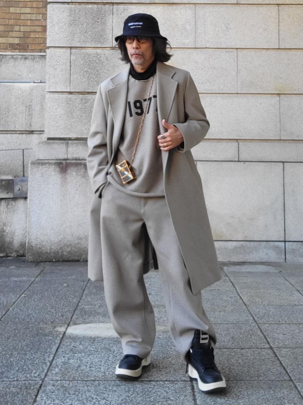 「クリスマスに着たい服、冬コーデ、休日スタイル、ootd、オトナカジュアル、おしゃれさんと繋がりたい、コート、スニーカー、シンプルコーデ、大人コーデ、今日のコーデ、還暦コーデ、ネコ、ワントーンコーデ、LouisVuitton」｜「assaisonner.のアイテム（ハット、ブラック系）」を使った、kaitora19621122さん（メンズ・176cm）の冬コーディネートの1枚目の写真