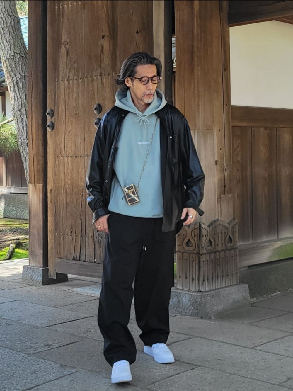 「淡色コーデ、お出かけコーデ、フーディー、LouisVuitton、スニーカー、オトナカジュアル、ストリート、ootd、おしゃれさんと繋がりたい、カジュアルコーデ、シンプルコーデ、ゆるコーデ、大人カジュアル、イケオジコーデ、ブラック」｜「RAINMAKERのアイテム（メガネ、ブラウン系）」を使った、kaitora19621122さん（メンズ・176cm）の春コーディネートの1枚目の写真