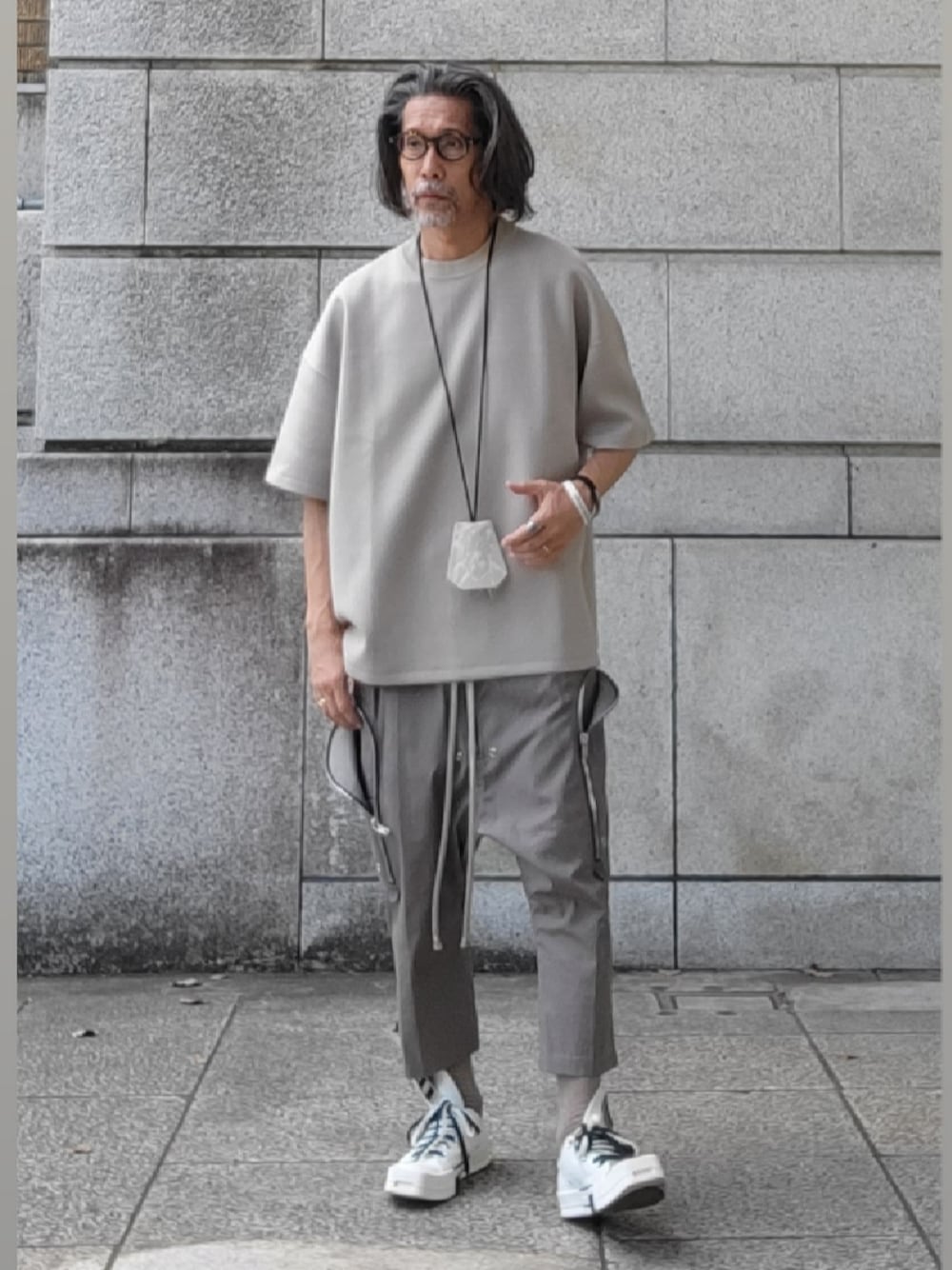 「セットアップ、今日のコーデ、ストリート、大人コーデ、スニーカー、休日スタイル、ootd、おしゃれさんと繋がりたい、オトナカジュアル、大人カジュアル、グレージュ、還暦コーデ、コンバース、RICK OWENS、秋服準備はじめました」｜「RAINMAKERのアイテム（メガネ、ブラウン系）」を使った、kaitora19621122さん（メンズ・176cm）の秋コーディネートの1枚目の写真