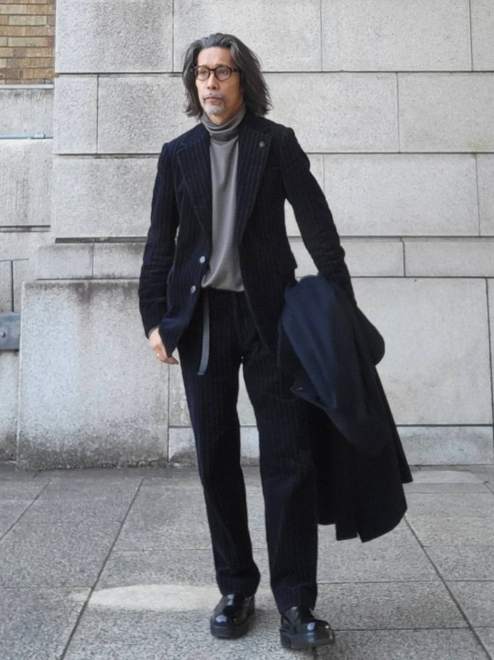 「タートルネック、大人コーデ、お洒落さんとつながりたい、シンプルコーデ、ootd、シンプル、キレイめ、ブラック、シンプルスタイル、オトナカジュアル、ドレス、還暦コーデ、コーデュロイ、driesvannoten、コート」｜「RAINMAKERのアイテム（メガネ、ブラウン系）」を使った、kaitora19621122さん（メンズ・176cm）の冬コーディネートの1枚目の写真