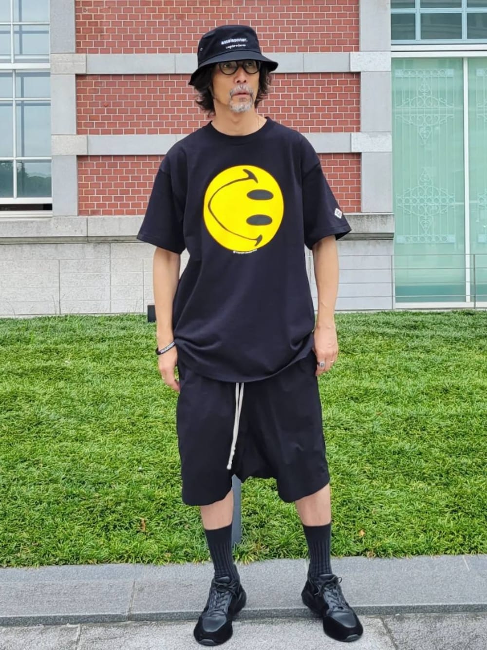 「夏だ！Tシャツ着よう！、おしゃれさんと繋がりたい、大人カジュアル、ootd、スニーカー、ブラック、バケットハット、スニーカーコーデ、RICK OWENS、Cartier、黒Tシャツ、ハーフパンツ、ストリート、還暦コーデ、オトナカジュアル」｜「assaisonnerのアイテム（ハット、ブラック系）」を使った、kaitora19621122さん（メンズ・176cm）の夏コーディネートの1枚目の写真