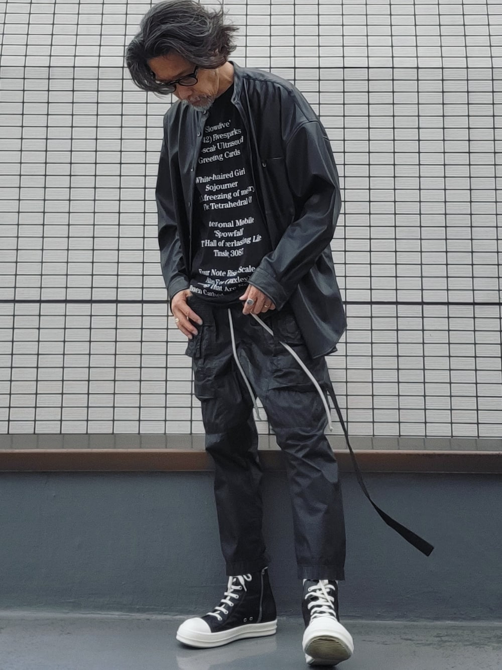 「きれいめカジュアル、シンプル、ブラック、モノトーン、リラックススタイル、ストリートコーデ、カジュアル、ootd、おしゃれさんと繋がりたい、オトナカジュアル、大人カジュアル、セットアップ、RICK OWENS、めがね、還暦コーデ」｜「RAINMAKERのアイテム（メガネ、ブラック系）」を使った、kaitora19621122さん（メンズ・176cm）の春コーディネートの1枚目の写真