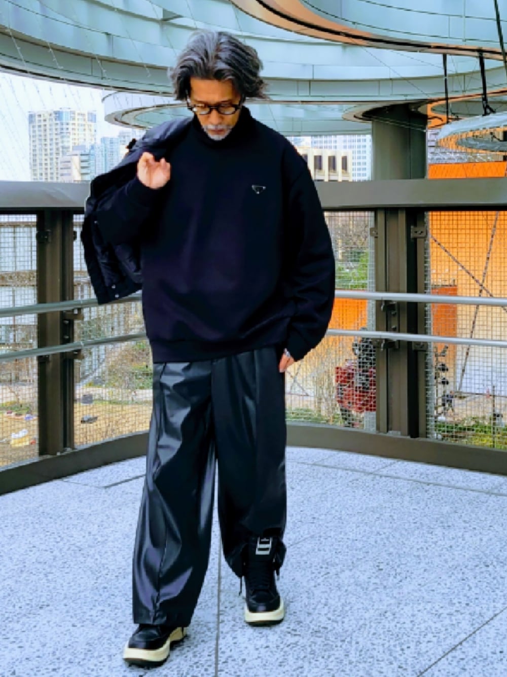 「Coming soon...、休日スタイル、お出かけコーデ、大人カジュアル、シンプルコーデ、カジュアルコーデ、お洒落さんとつながりたい、ootd、ブラック、PRADA、スニーカー、モード、メンズファッション、スウェット、レザー」｜「RAINMAKERのアイテム（メガネ、ブラウン系）」を使った、kaitora19621122さん（メンズ・176cm）の冬コーディネートの1枚目の写真