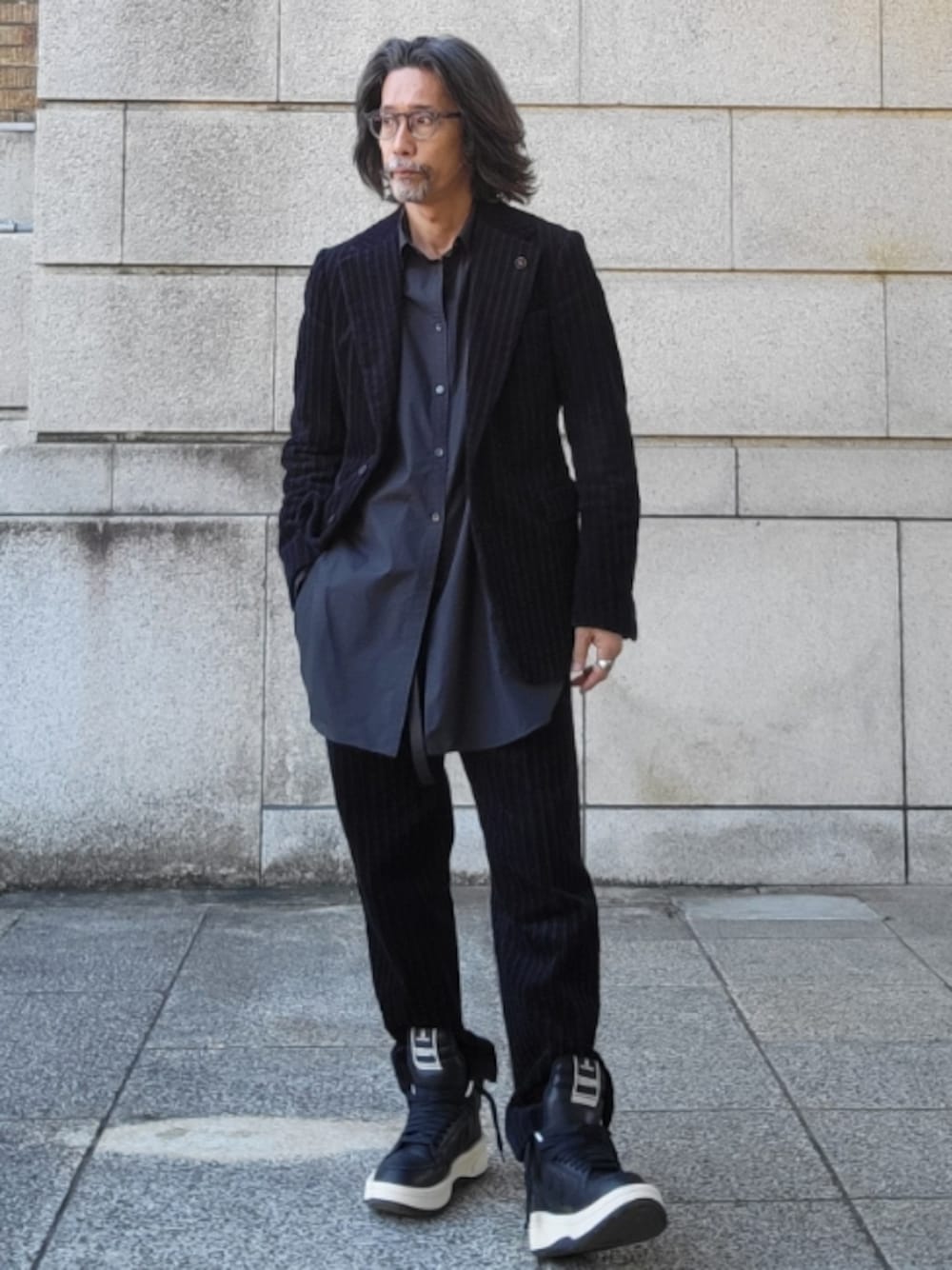 「コーデュロイパンツ、セットアップ、秋冬コーデ、大人コーデ、モノトーン、ootd、drkshdw、コーデュロイ、お洒落さんとつながりたい、きれいめカジュアル、converse、スニーカー、モード、シャツスタイル、めがね」｜「RAINMAKERのアイテム（メガネ、グレー系）」を使った、kaitora19621122さん（メンズ・176cm）の秋コーディネートの1枚目の写真
