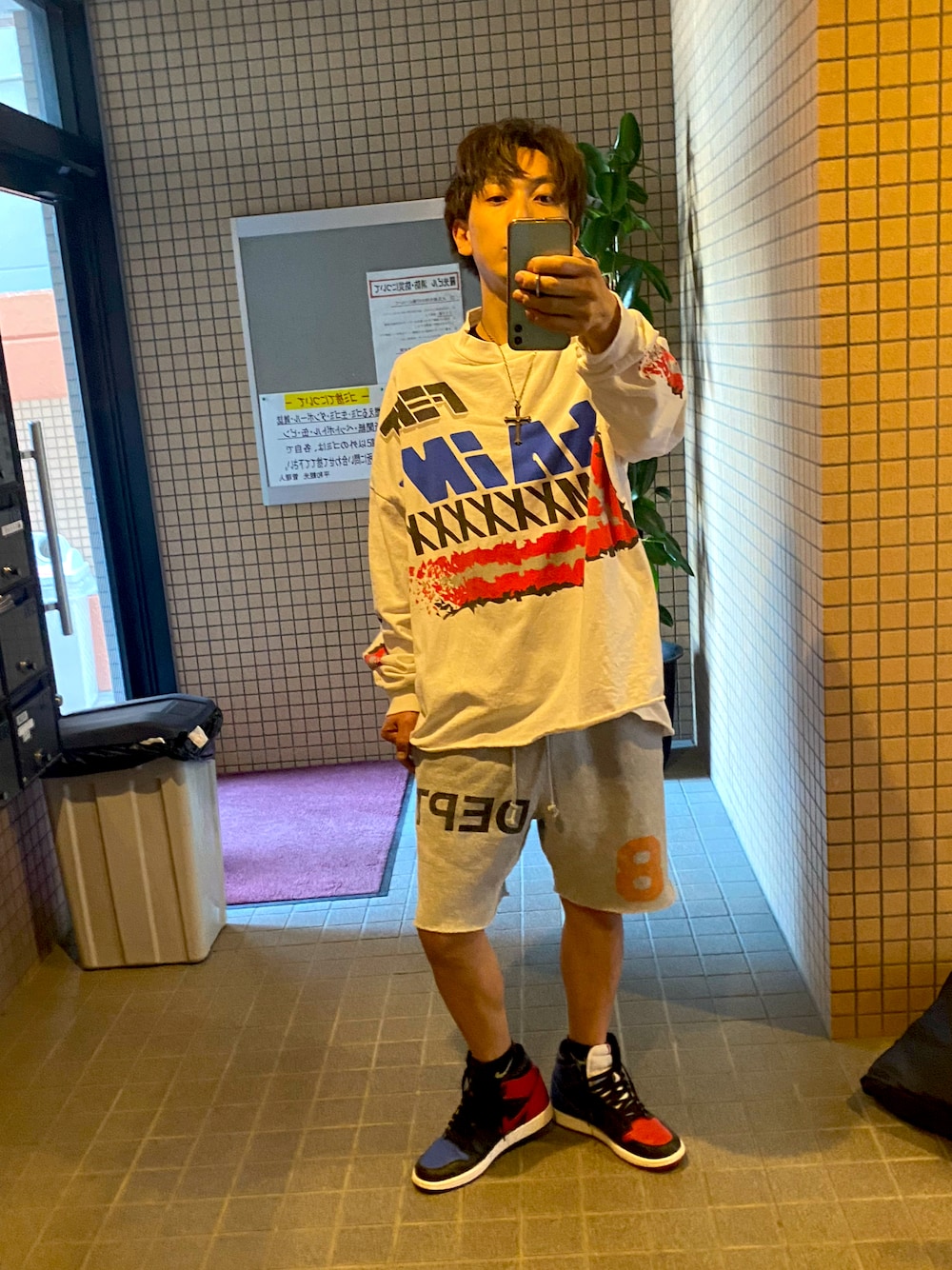 「初夏コーデ、夏、おしゃれさんと繋がりたい、スニーカーコーデ、春コーデ、低身長コーデ、ショートパンツ」｜「セントマイケルのアイテム（Tシャツ/カットソー、ホワイト系）」を使った、ブレヒロさん（メンズ・168cm）の春コーディネートの1枚目の写真