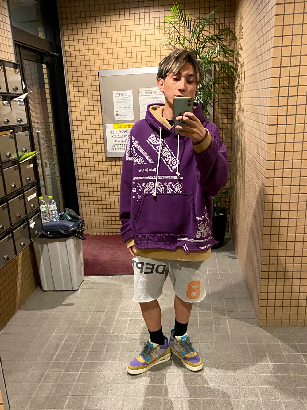 「今日のコーデ、休日コーデ、低身長男子、ストリートMIX、スニーカーコーデ、低身長コーデ、春服、ショートパンツ、パーカー」｜「Palm Angelsのアイテム（パーカー、パープル系）」を使った、ブレヒロさん（メンズ・168cm）の春コーディネートの1枚目の写真