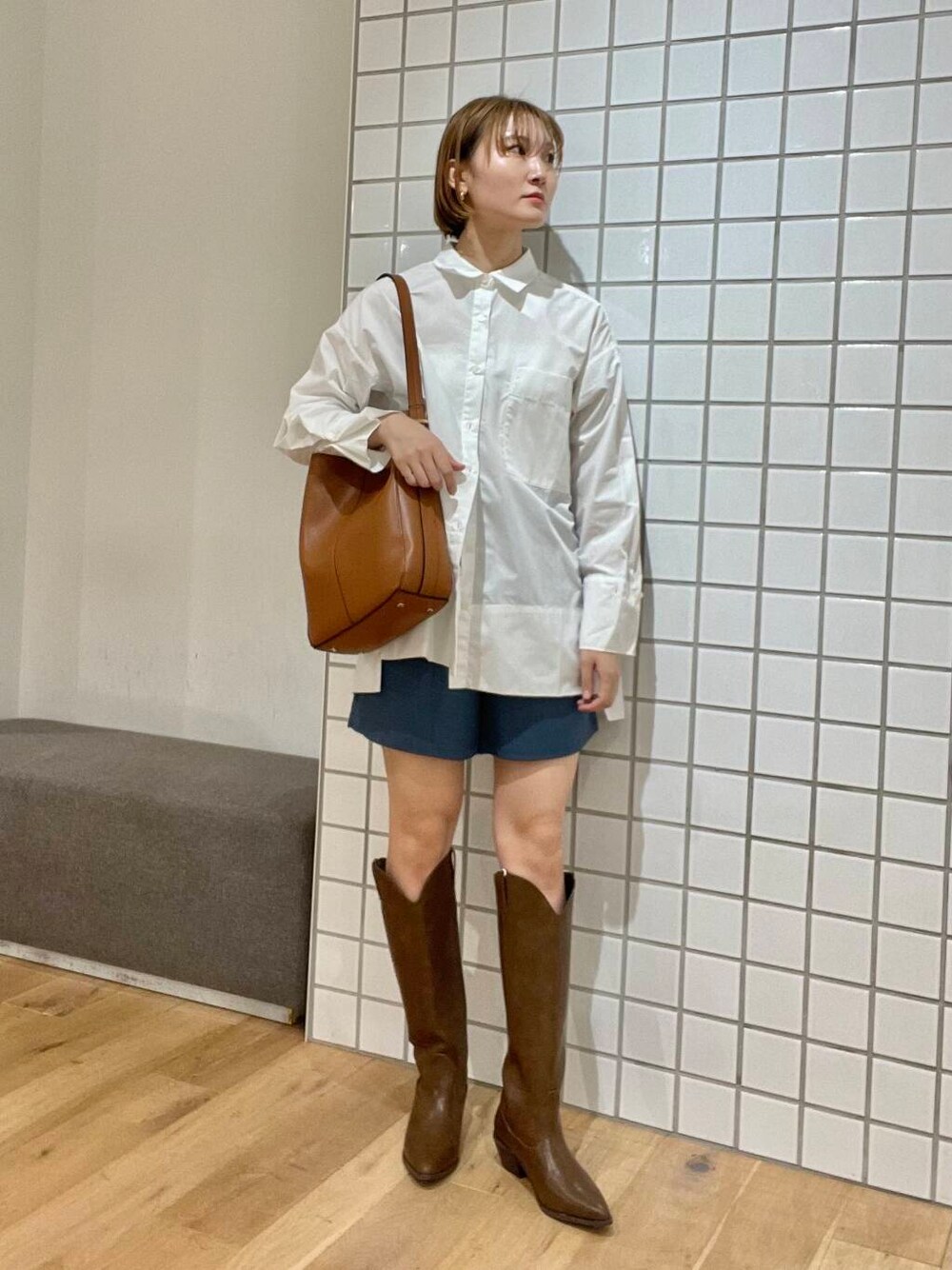 ブルー系のその他パンツ、ブラウン系のトートバッグ、ホワイト系のTシャツ/カットソーを着用したレディースの夏コーディネートの1枚目の写真