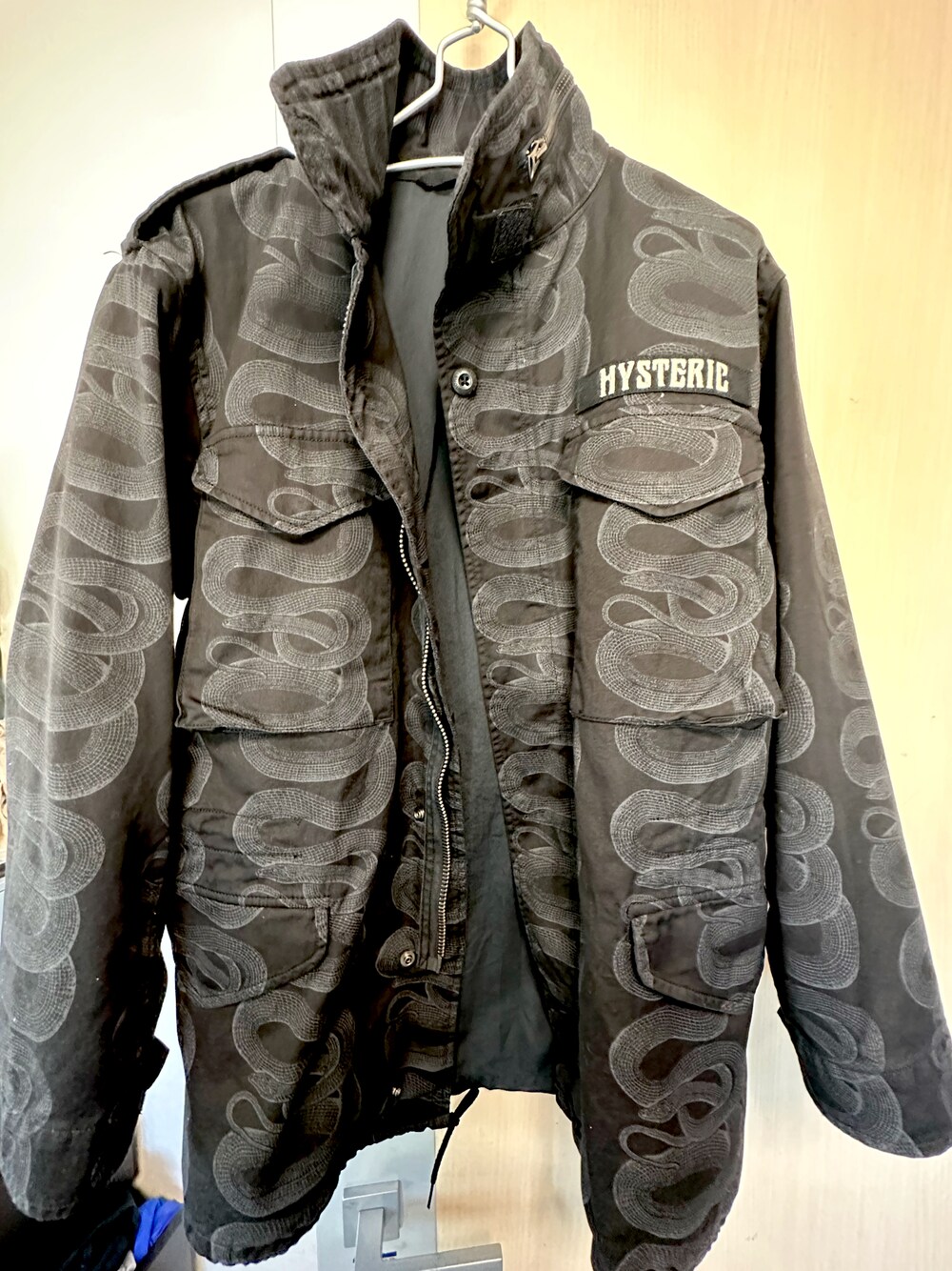 「ヒステリックグラマー、Hysteric Glamour」｜「HYSTERIC GLAMOURのアイテム（ミリタリージャケット、ブラック系）」を使った、mattu0911さん（メンズ・162cm）の冬コーディネートの1枚目の写真