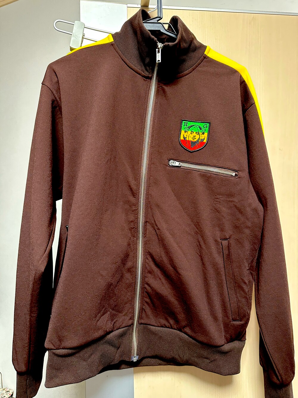 「HYSTERIC GLAMOURのRASTAワッペン ジャケット（ジャージ、ブラウン系）」を使った、mattu0911さん（メンズ・162cm）の春コーディネートの1枚目の写真