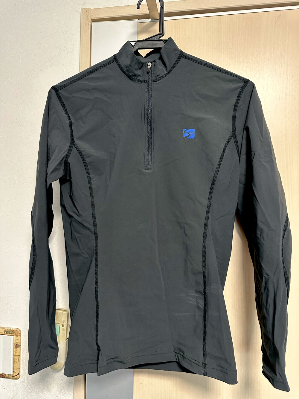 「ファイントラック」｜「Finetrackのアイテム（トップス、グレー系）」を使った、mattu0911さん（メンズ・162cm）の春コーディネートの1枚目の写真