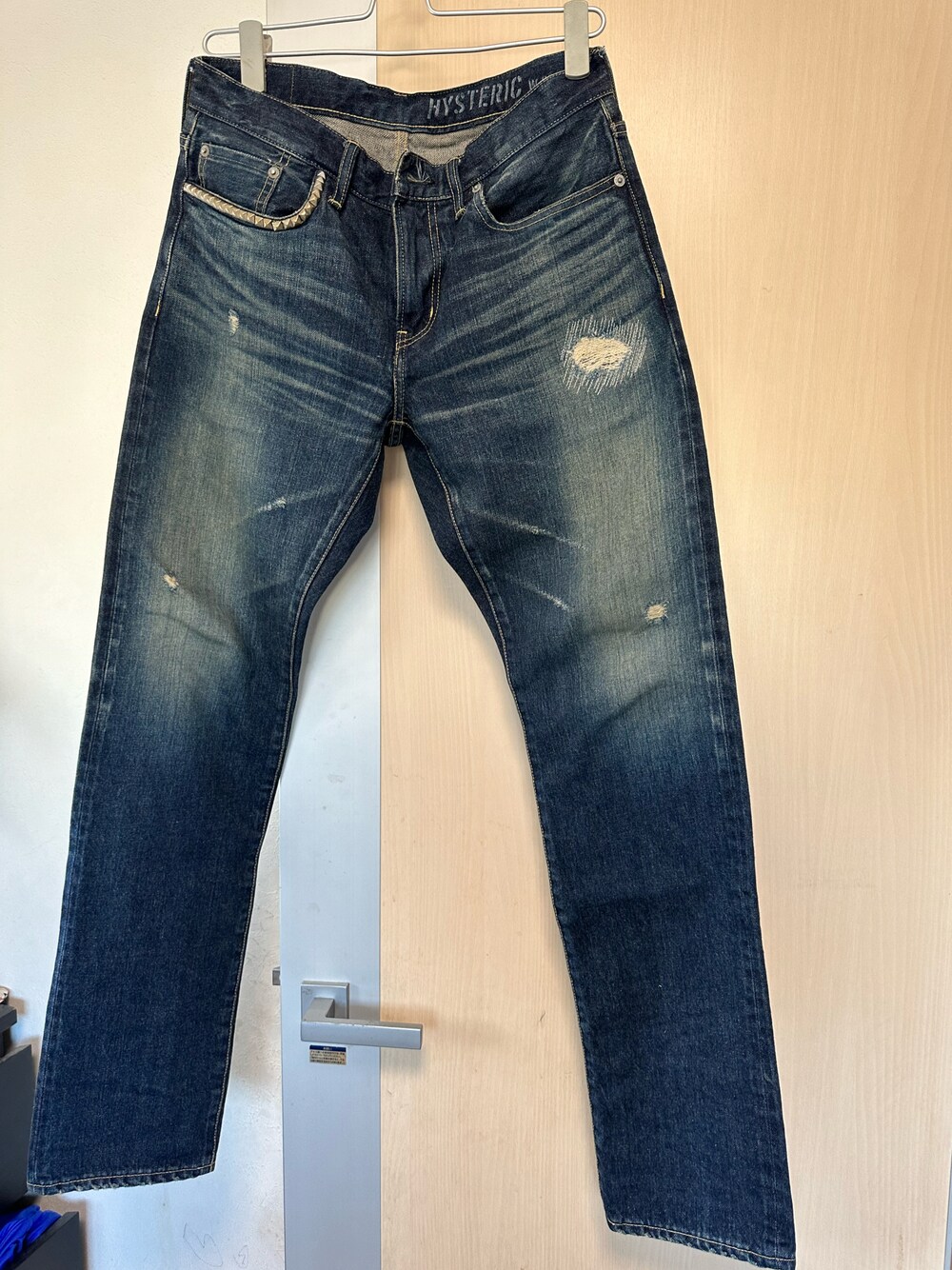 「HYSTERIC GLAMOURのRW CLASH加工デニムスリムストレートパンツ（デニムパンツ、ブルー系）」を使った、mattu0911さん（メンズ・162cm）の春コーディネートの1枚目の写真