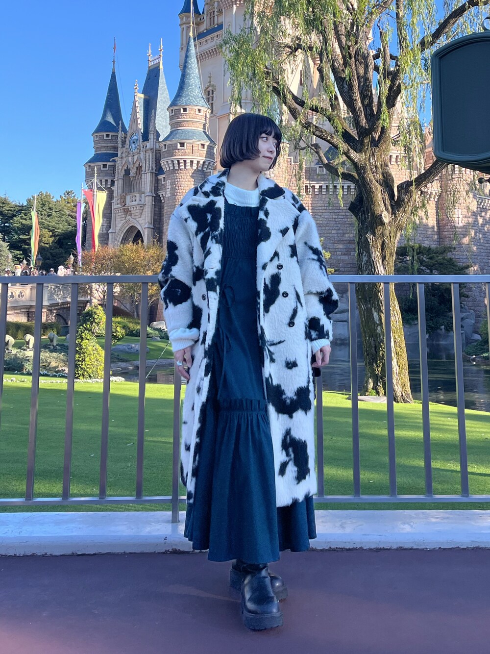 「冬コーデ、ホワイトコーデ、クリスマスに着たい服、マイベストコーデ2024、今日のコーデ、おしゃれさんと繋がりたい、ディズニーコーデ」｜「Ezick 12.19 coming soon....のアイテム（ワンピース/ドレス、グレー系）」を使った、ecrumさん（レディース・162cm）の冬コーディネートの1枚目の写真