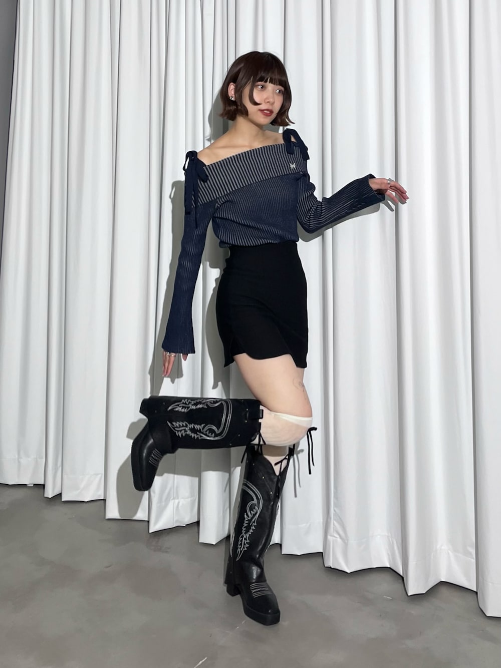 「韓国ファッション、最近のいい感じコーデ、ミニスカート、デコルテ見せ、ニット、ブルー、ウエスタンブーツ、骨格ナチュラル、イエベ秋」｜「EMODAのストレッチカーブミニスカート（スカート、ブラック系）」を使った、ecrumさん（レディース・162cm）の冬コーディネートの1枚目の写真