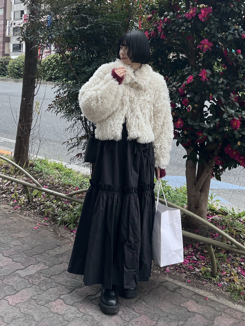「休日スタイル、楽チンコーデ、冬服コーデ、大人女子、オトナカワイイ、おしゃれさんと繋がりたい、アウターコーデ」｜「EzickのMany ribbon ティアードボリュームワンピース（ワンピース、ブラック系）」を使った、ecrumさん（レディース・162cm）の冬コーディネートの1枚目の写真
