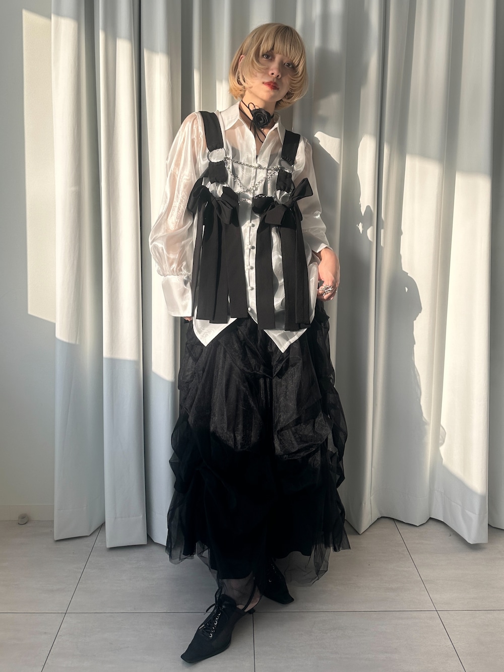 「白シャツ、オトナカジュアル、おでかけコーデ、大人女子、今日のコーデ、お洒落さんとつながりたい、大人ガーリー」｜「EzickのWaist　tuck　design　光沢シアーシャツ（シャツ/ブラウス、ホワイト系）」を使った、ecrumさん（骨格ナチュラル・レディース・162cm）の春コーディネートの1枚目の写真
