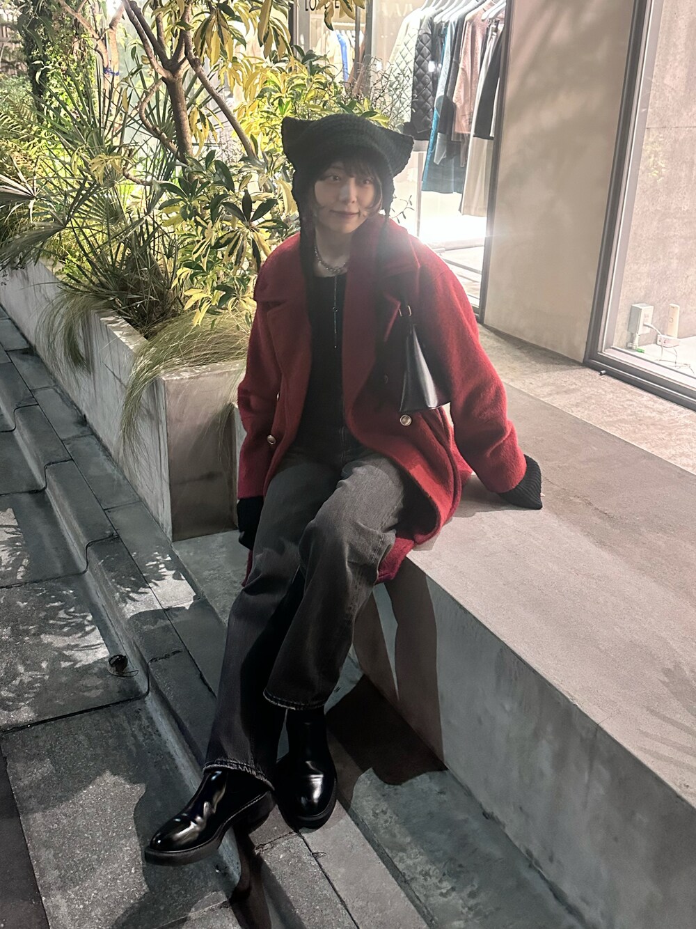 「最近のいい感じコーデ、冬アウター、休日スタイル、ニット帽、mideal、きれいめカジュアル」｜「midealのshaggy middle coat / シャギーミドルコート（その他アウター、レッド系）」を使った、ecrumさん（レディース・162cm）の秋コーディネートの1枚目の写真