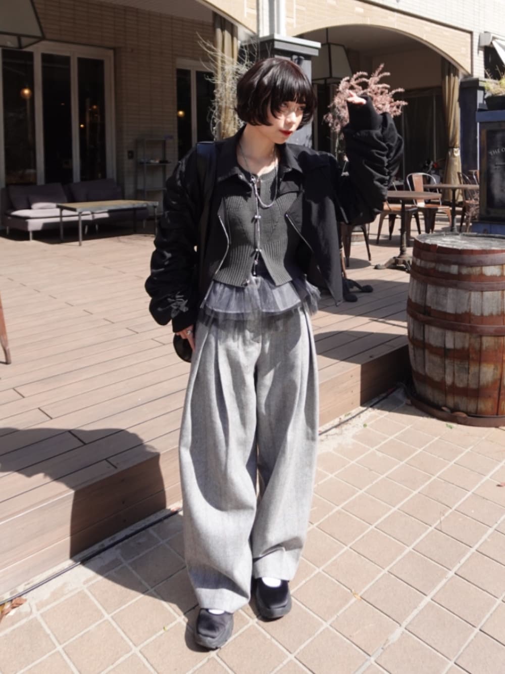 「大人カジュアル、ラクチンコーデ、春服コーデ、春めき満開コーデ、オトナカジュアル、おしゃれさんと繋がりたい」｜「chucllaのヘリンボーン クロスタック ワイドパンツ chw24a042（その他パンツ、グレー系）」を使った、ecrumさん（骨格ナチュラル・レディース・162cm）の春コーディネートの1枚目の写真