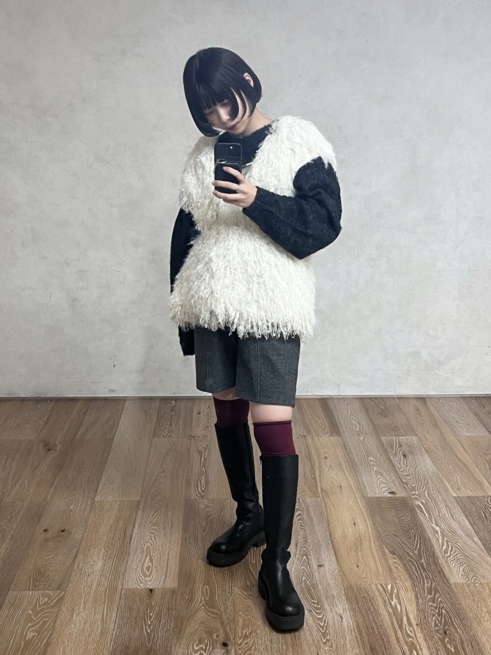 「クリスマスに着たい服、ホワイトコーデ、ベスト、ビスチェ、おでかけコーデ、オトナカワイイ、カジュアルコーデ、カジュアルガーリー、お洒落さんとつながりたい、ブーツスタイル、ラフ、大人ガーリー、ootd」｜「EzickのPlenty loop リボンヤーンVネックベスト（ベスト、ホワイト系）」を使った、ecrumさん（レディース・162cm）の冬コーディネートの1枚目の写真
