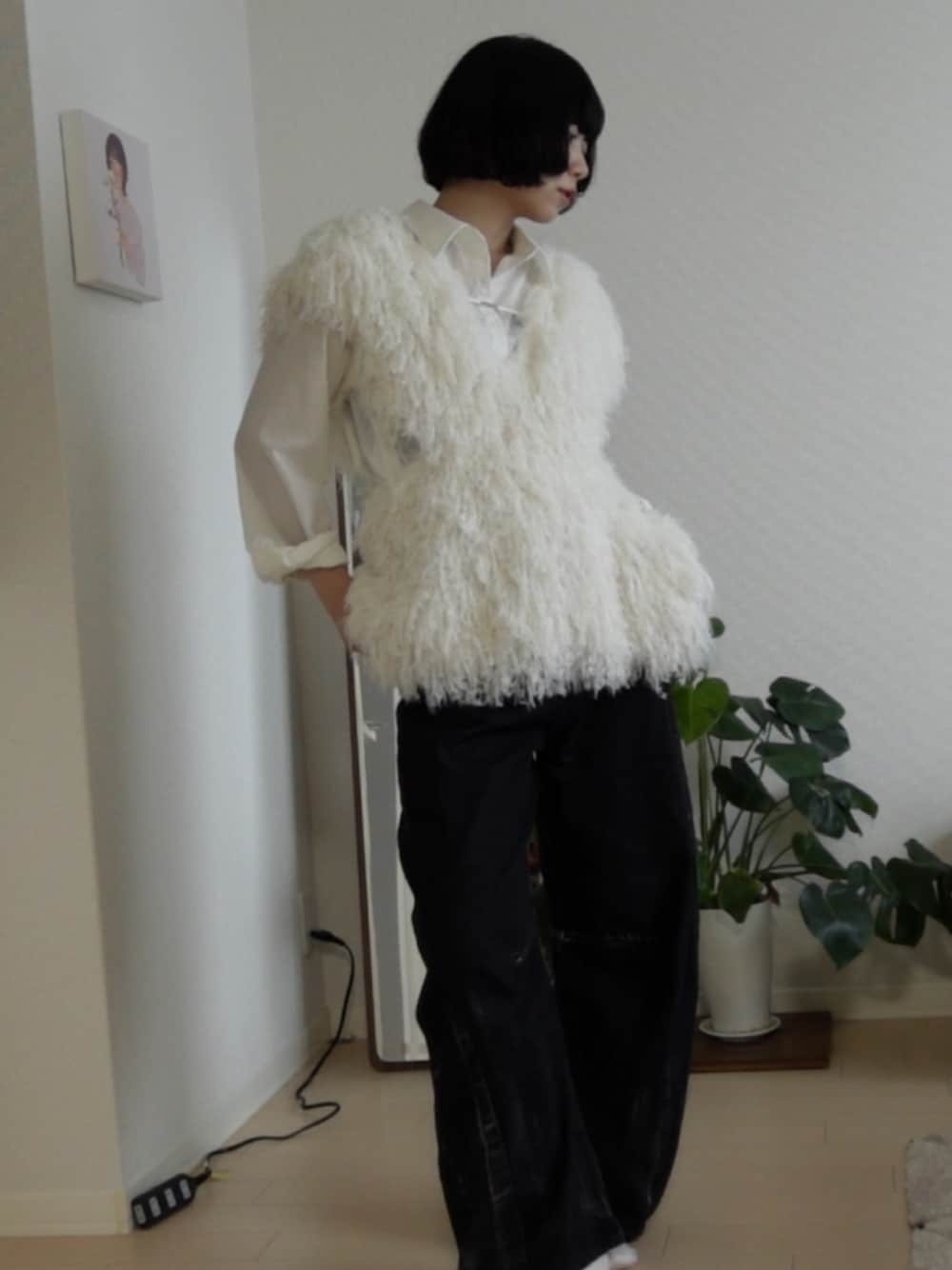 ホワイト系のベスト、ブラック系のデニムパンツ、ホワイト系のシャツ/ブラウスを着用したレディースの夏コーディネートの1枚目の写真