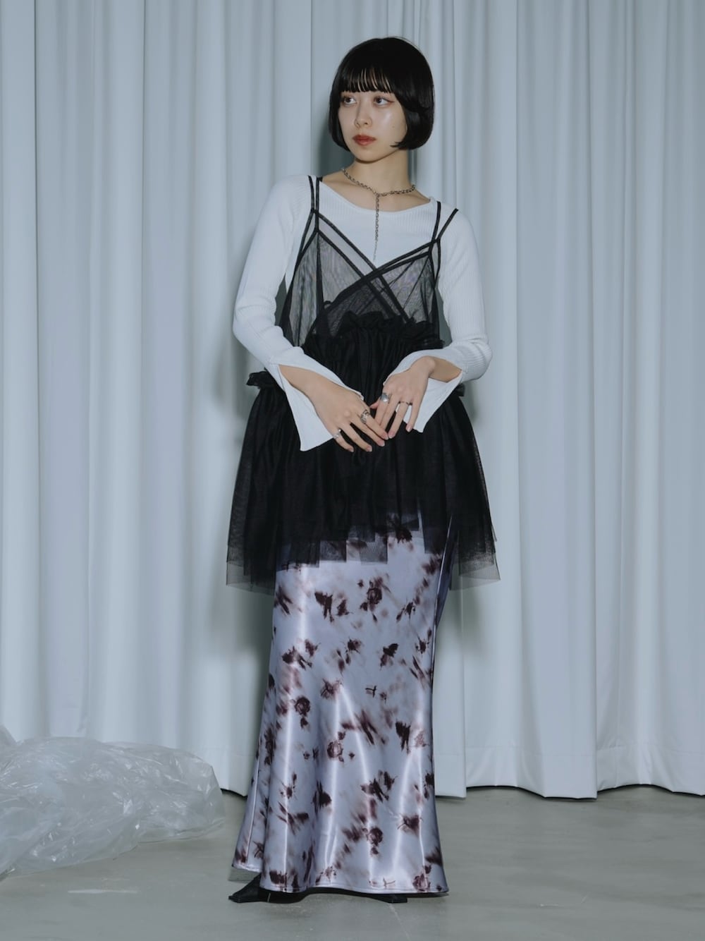 「春コーデ、サテンスカート、上品、上品コーデ、キレイめカジュアル、春カラー、キレイめコーデ、大人ガーリー、ブラック、大人女子、タイトスカート、レイヤードコーデ」｜「Ezickのluxury　サテン柄フラワーマーメイドスカート（スカート、パープル系）」を使った、ecrumさん（骨格ナチュラル・レディース・162cm）の春コーディネートの1枚目の写真