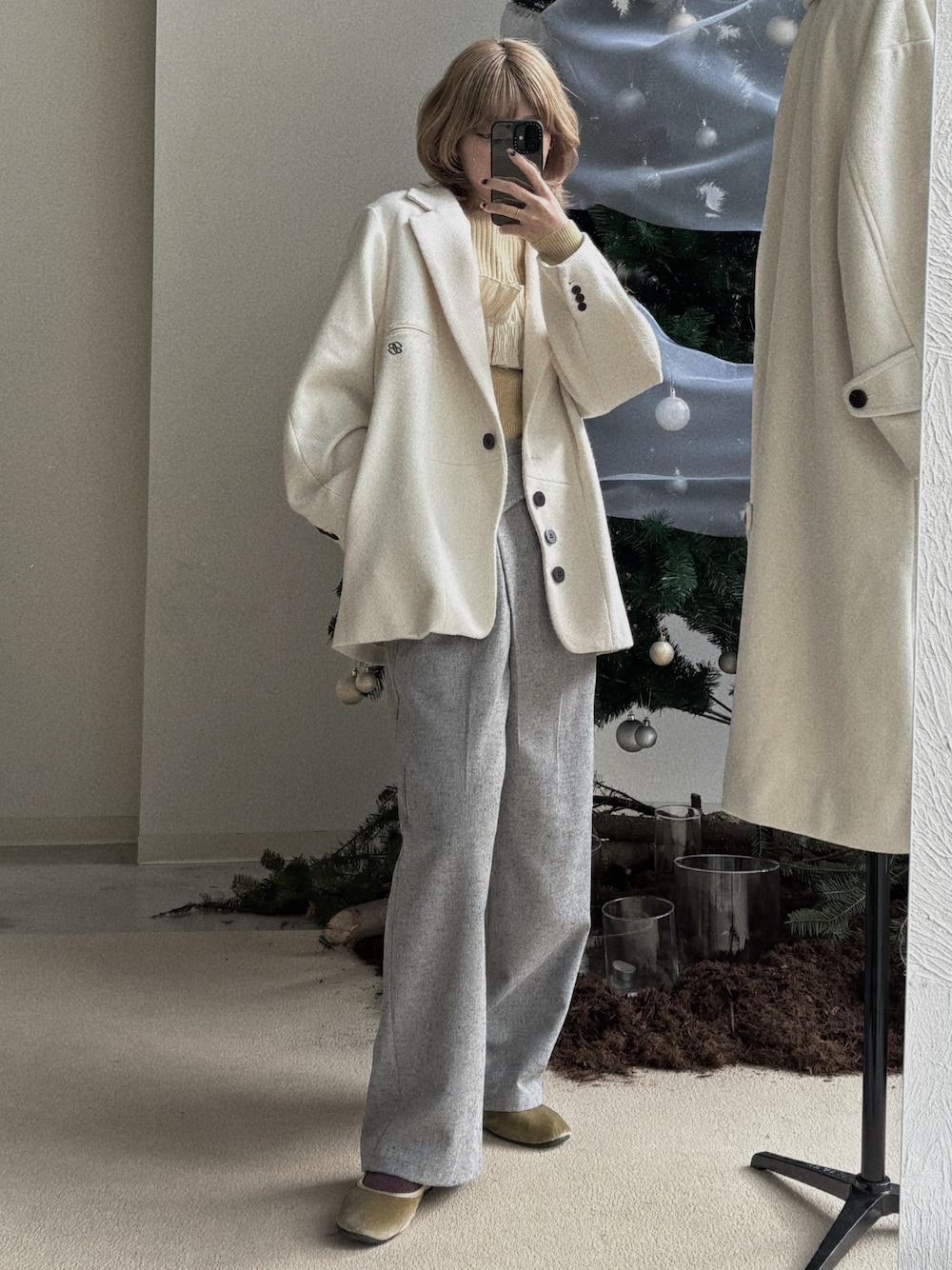 ホワイト系のジャケット/アウター、グリーン系のバレエシューズ、ホワイト系のその他トップスを着用したレディースの冬コーディネートの1枚目の写真