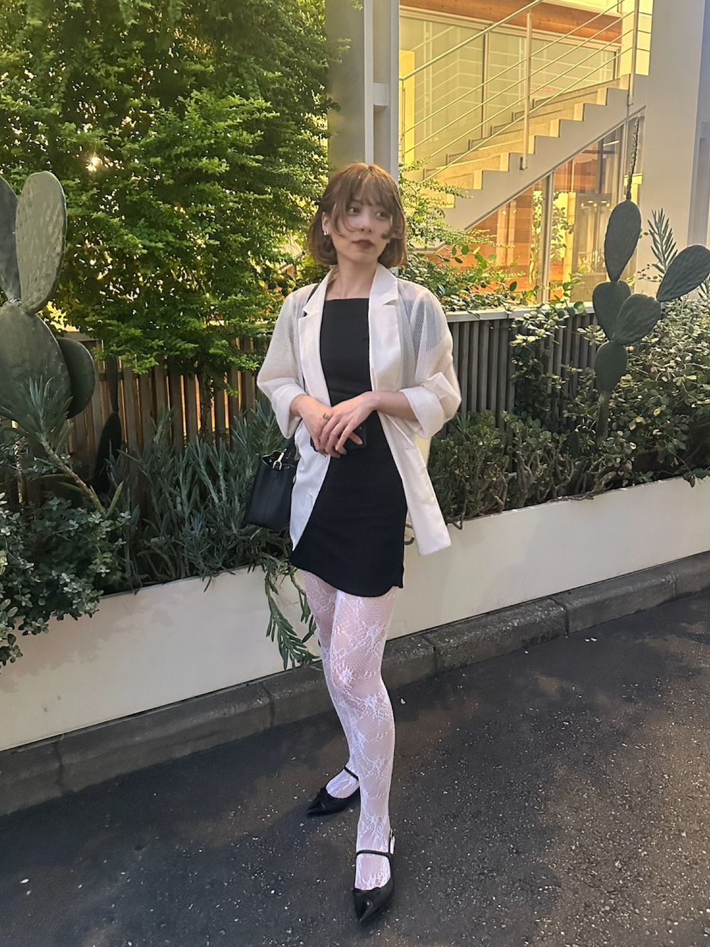 「おでかけコーデ、オトナカワイイ、お洒落さんとつながりたい、大人ガーリー、レースタイツ、秋コーデ、春コーデ」｜「UNE MANSIONのオープンショルダーサイドシャーリングマフラーSETカットソー（Tシャツ/カットソー、ブラック系）」を使った、ecrumさん（レディース・162cm）の冬コーディネートの1枚目の写真