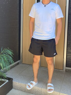 「THE NORTH FACE（ザノースフェイス）のアイテム（T Shirts、ホワイト系）」を使った、kさん（メンズ・169cm）の夏コーディネート