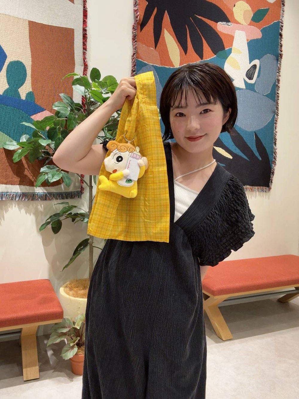 「低身長、カジュアル、差し色コーデ、ローリーズスタイル_LOWRYS FARM、大人女子カジュアル_LOWRYS FARM、LOWRYS FARM、Me%」｜「Me%の【クレヨンしんちゃん】ポーチ付きエコバッグ　572532（エコバッグ/サブバッグ、その他）」を使った、aikaさん（レディース・147cm）の夏コーディネートの1枚目の写真