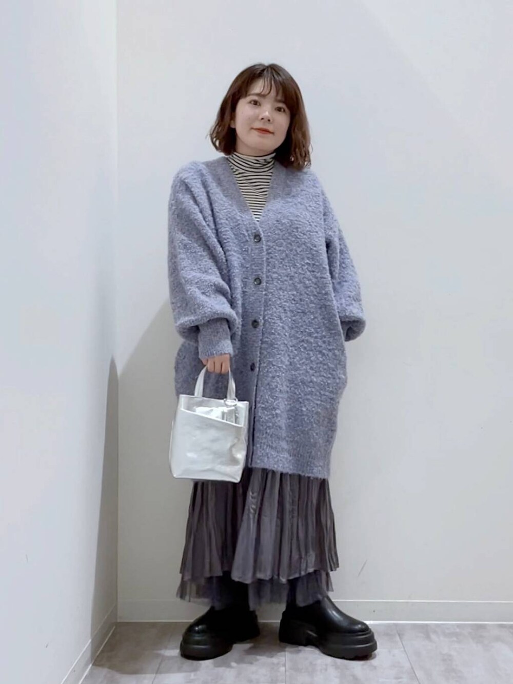 「低身長、カジュアル、差し色コーデ、ローリーズスタイル_LOWRYS FARM、大人女子カジュアル_LOWRYS FARM、LOWRYS FARM、スカート、体型カバー、冬コーデ、ニット」｜「LOWRYS FARMのボーダータートル　167936（Tシャツ/カットソー、ホワイト系）」を使った、aikaさん（レディース・147cm）の冬コーディネートの1枚目の写真