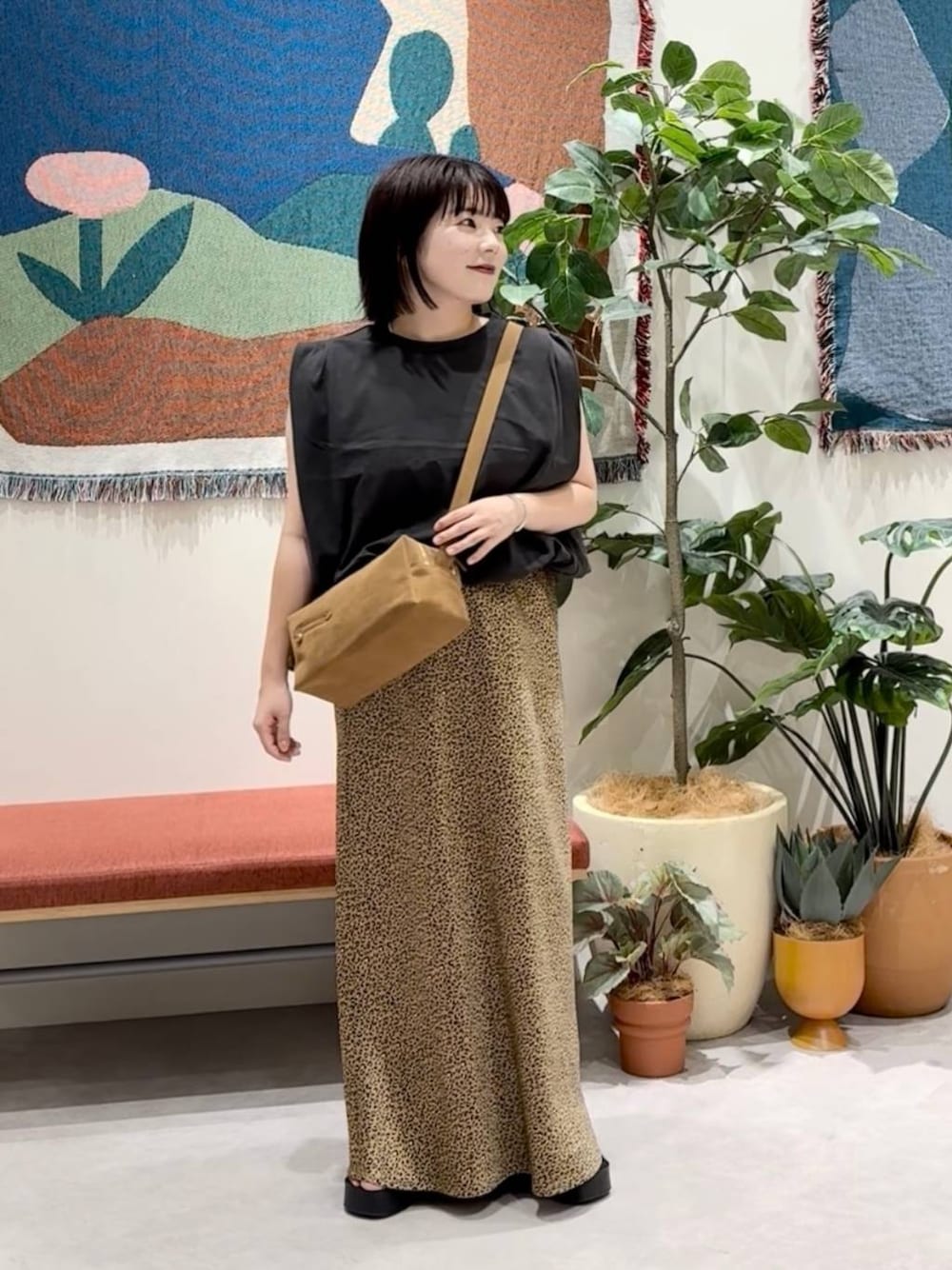 ブラック系のサンダル、その他のスカート、グレー系のTシャツ/カットソーを着用したレディースの夏コーディネートの1枚目の写真