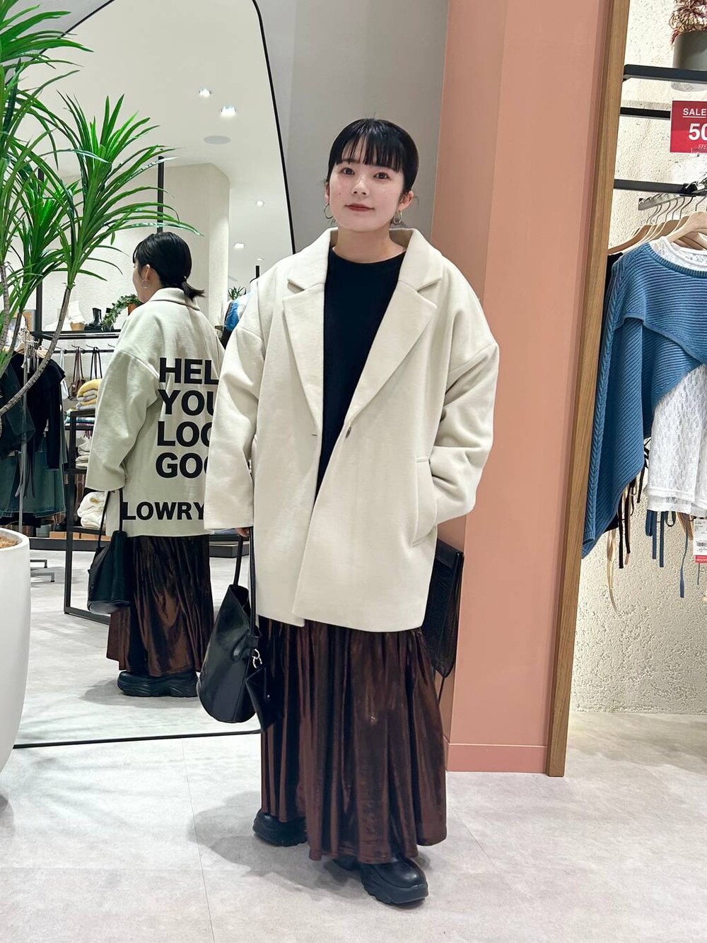 「ニット、スカート、低身長、カジュアル、差し色コーデ、ローリーズスタイル_LOWRYS FARM、大人女子カジュアル_LOWRYS FARM、LOWRYS FARM、アウター」｜「LOWRYS FARMのダブルフェイスユルジャケット 116453（チェスターコート、ホワイト系）」を使った、aikaさん（レディース・147cm）の冬コーディネートの1枚目の写真