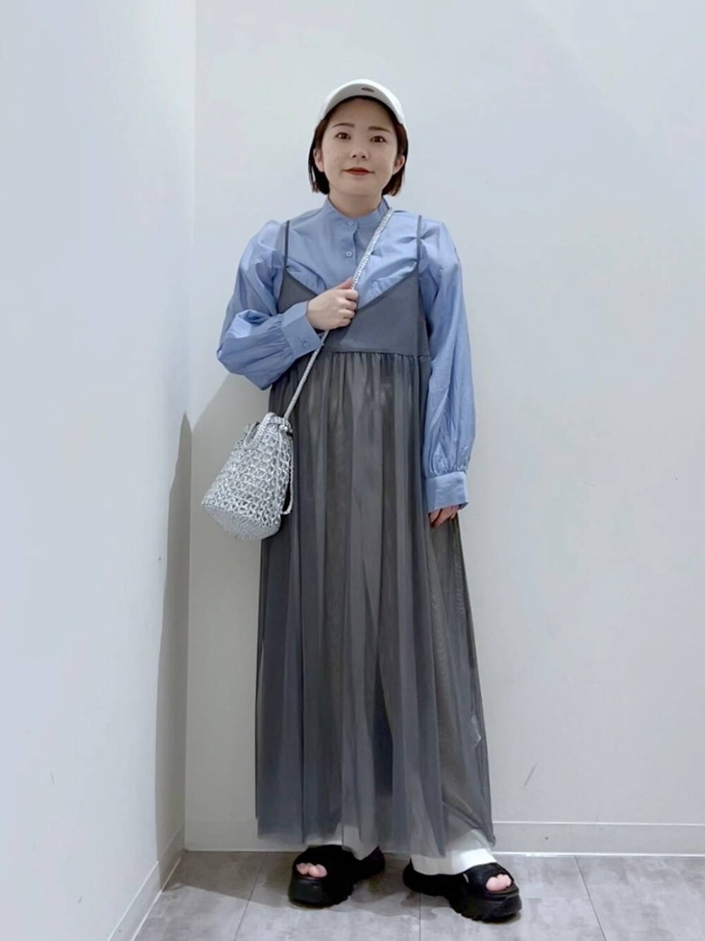 「低身長、カジュアル、差し色コーデ、ローリーズスタイル_LOWRYS FARM、大人女子カジュアル_LOWRYS FARM、LOWRYS FARM、ワンピース、デート/ロマンティック、スポーツミックス、キャップ、キャミワンピース、サンダル、体型カバー、楽ちんコーデ」｜「LOWRYS FARMのチュールキャミワンピース 103261（ワンピース、グレー系）」を使った、aikaさん（レディース・147cm）の春コーディネートの1枚目の写真