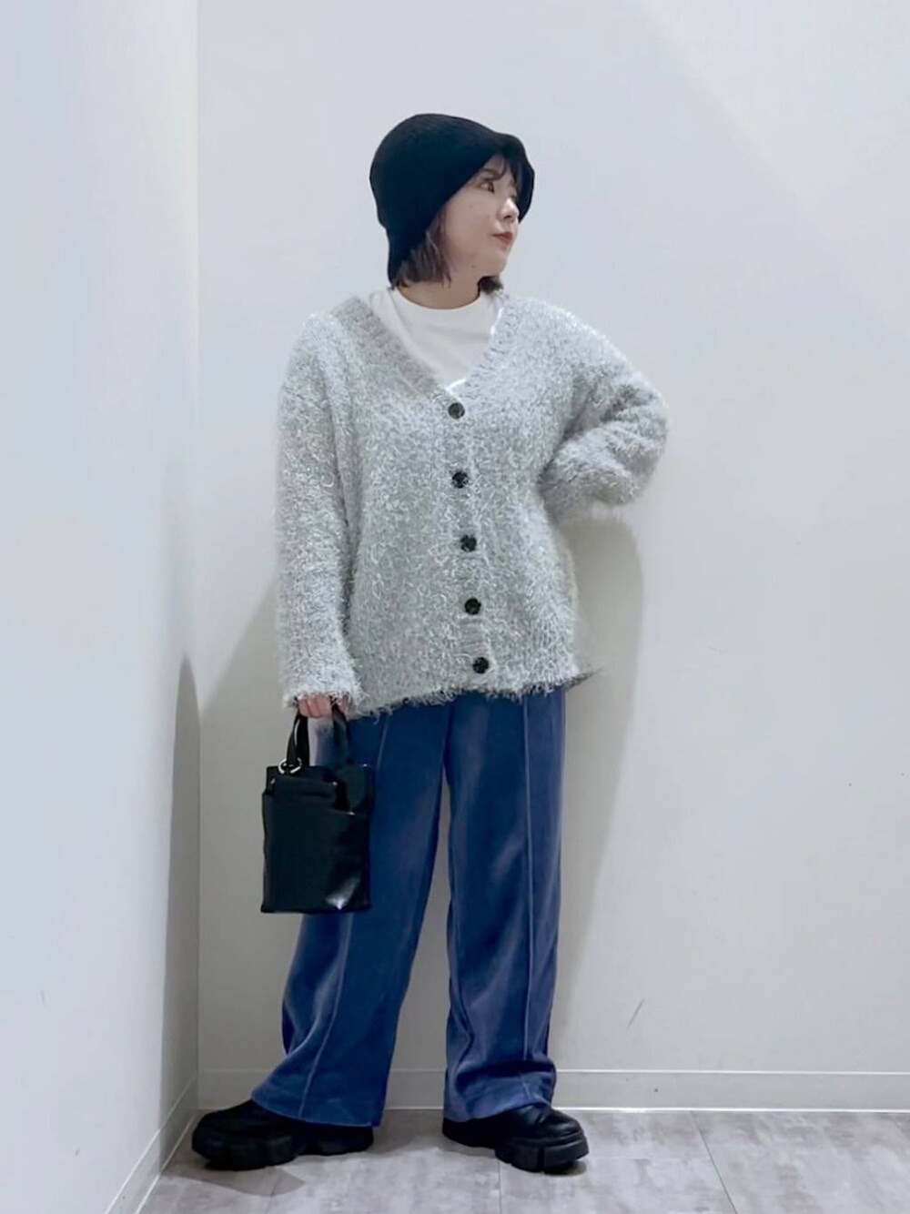 ブラック系のブーツ、ブラック系のショルダーバッグ、グレー系のカーディガン/ボレロを着用したレディースの冬コーディネートの1枚目の写真