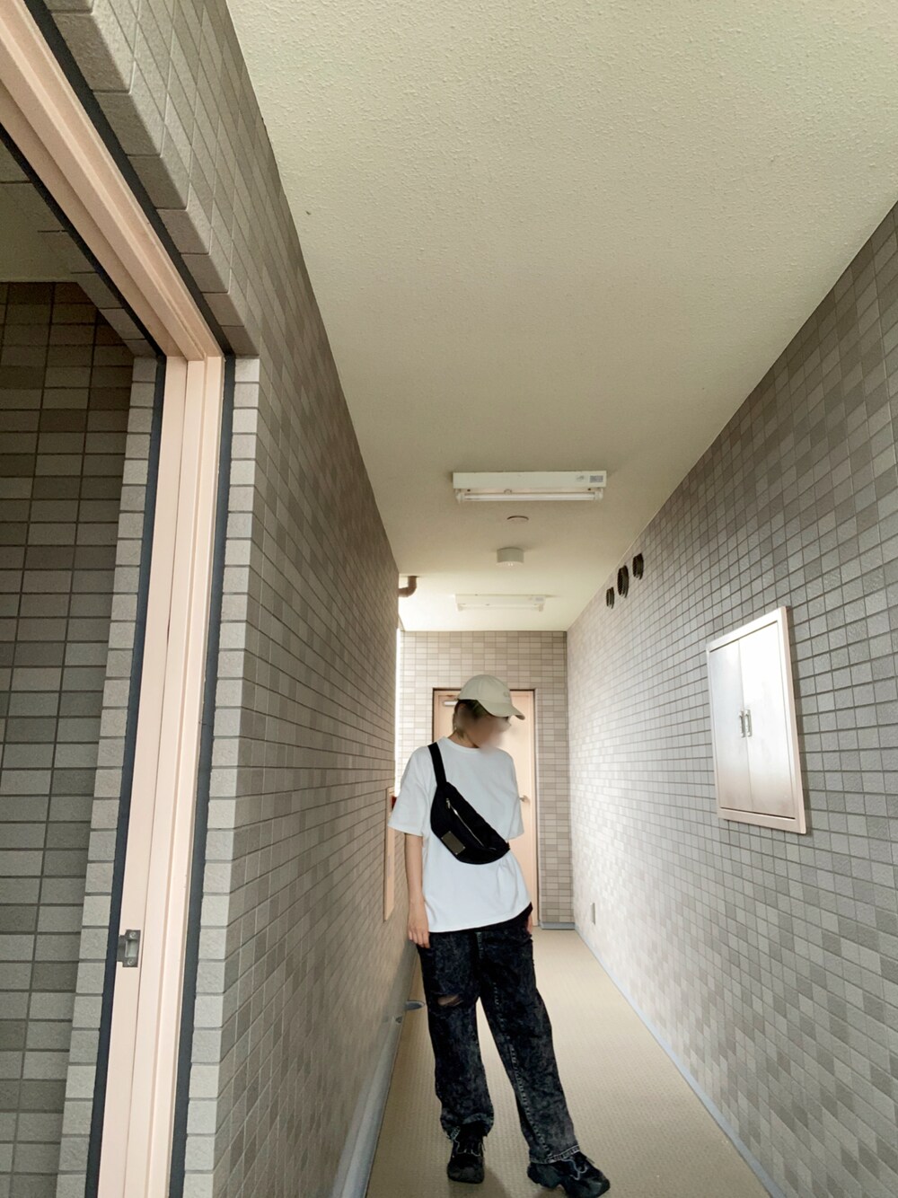 「アウトドアスタイル、メンズファッション、デニム、シンプル、厚底シューズ、低身長コーデ、白Tシャツ、ダメージデニムパンツ、ボディバッグ、キャップ、FRUIT OF THE LOOM、adrer、DEVICE(DEVICE)、adidas」｜「DEVICEの【犬飼京×DEVICE】quadrangle metal plate waist body bag / クワッドラングル メタルプレート ウエスト ボディバッグ（ボディバッグ/ウエストポーチ、ブラック系）」を使った、sumiさん（メンズ・162cm）の秋コーディネートの1枚目の写真
