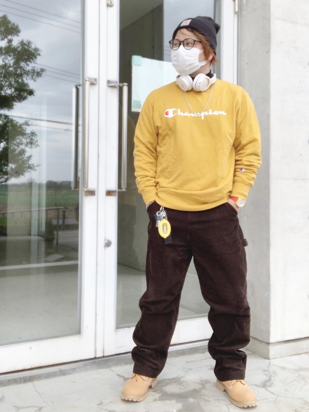 「ストリート系、スウェットコーデ、ヘッドホン、今日のコーデ、シンプルコーデ、メガネ×ニット帽」｜「UNIQLOのアイテム（パンツ、ブラウン系）」を使った、ゆにさん（メンズ・167cm）の秋コーディネートの1枚目の写真