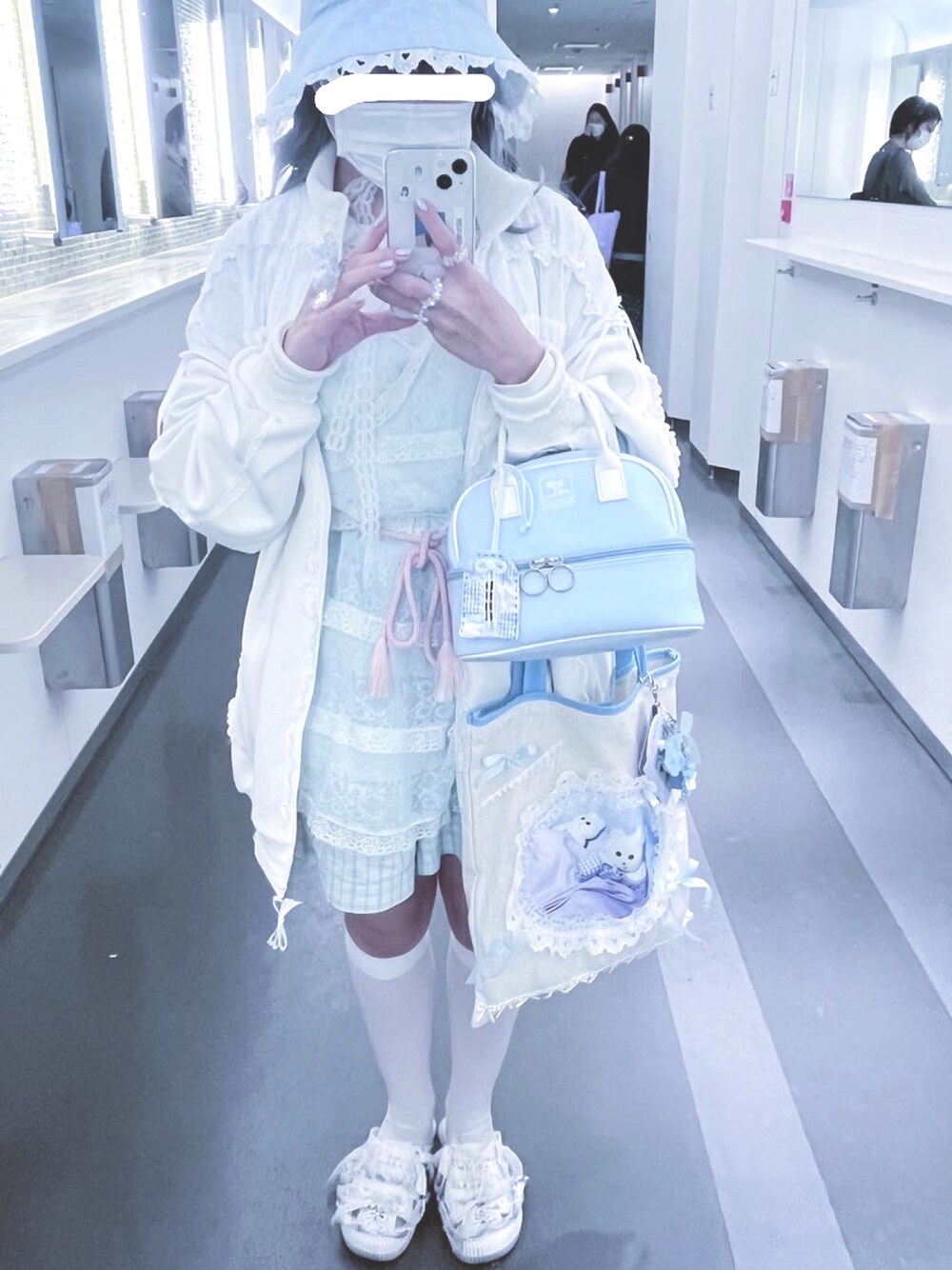 「courregesのアイテム（ハンドバッグ、ブルー系）」を使った、菖 蒲さん（レディース・151cm）の秋コーディネートの1枚目の写真