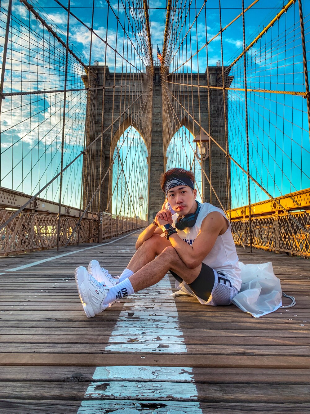 「NEWYORKCITY、FILA、ZARA、OMG」｜「FILAのDISTRACER　USS21034125（スニーカー、ホワイト系）」を使った、Clement Sooさん（メンズ・173cm）の秋コーディネートの1枚目の写真