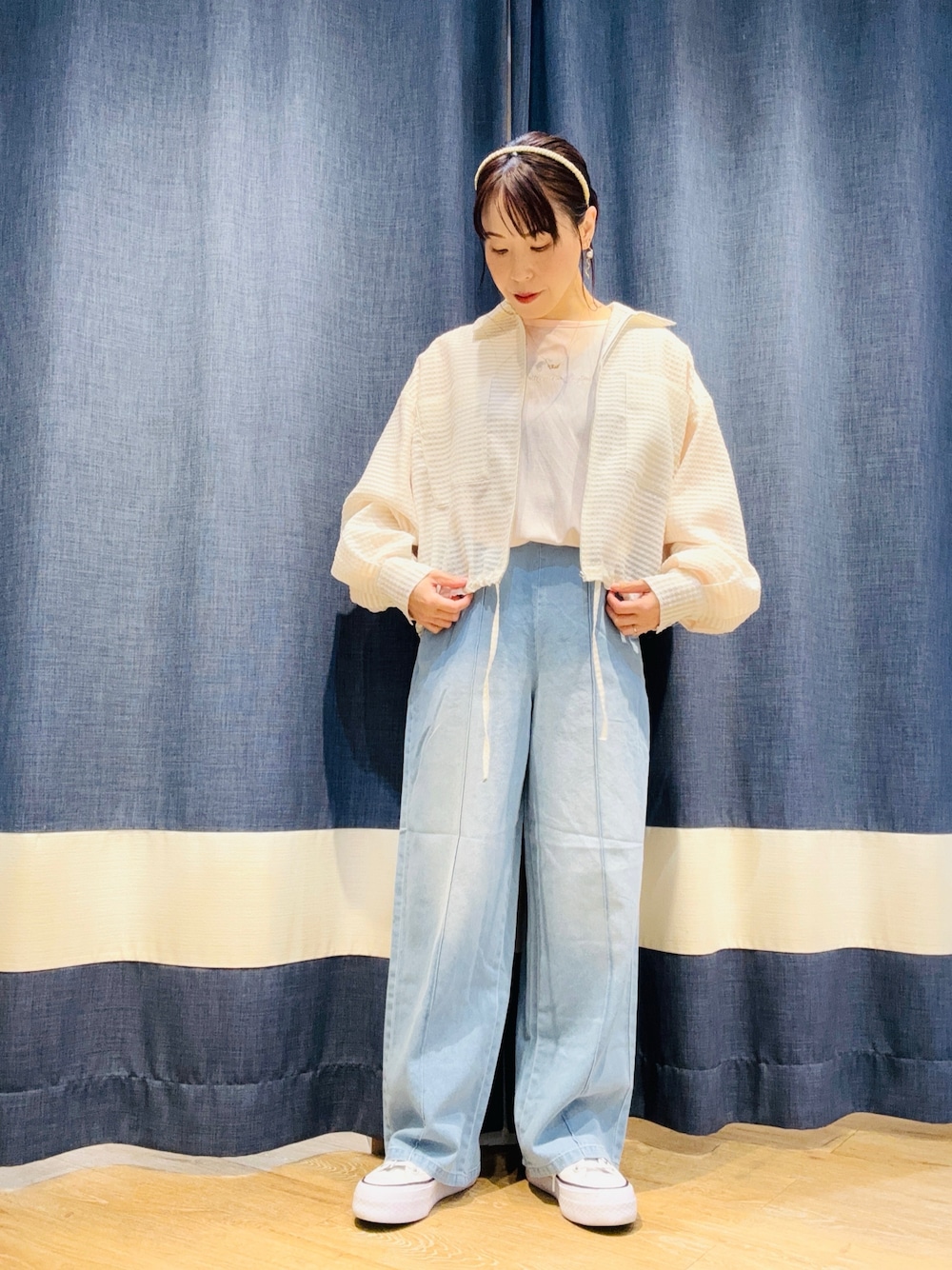 「カジュアル、カジュアルコーデ、春色、デニム、デニムパンツ、春コーデ、春、Samansa Mos2 blue」｜「Samansa Mos2 blueのシアーサッカージップブルゾン（ブルゾン、ホワイト系）」を使った、サトウさん（レディース・156cm）の春コーディネートの1枚目の写真