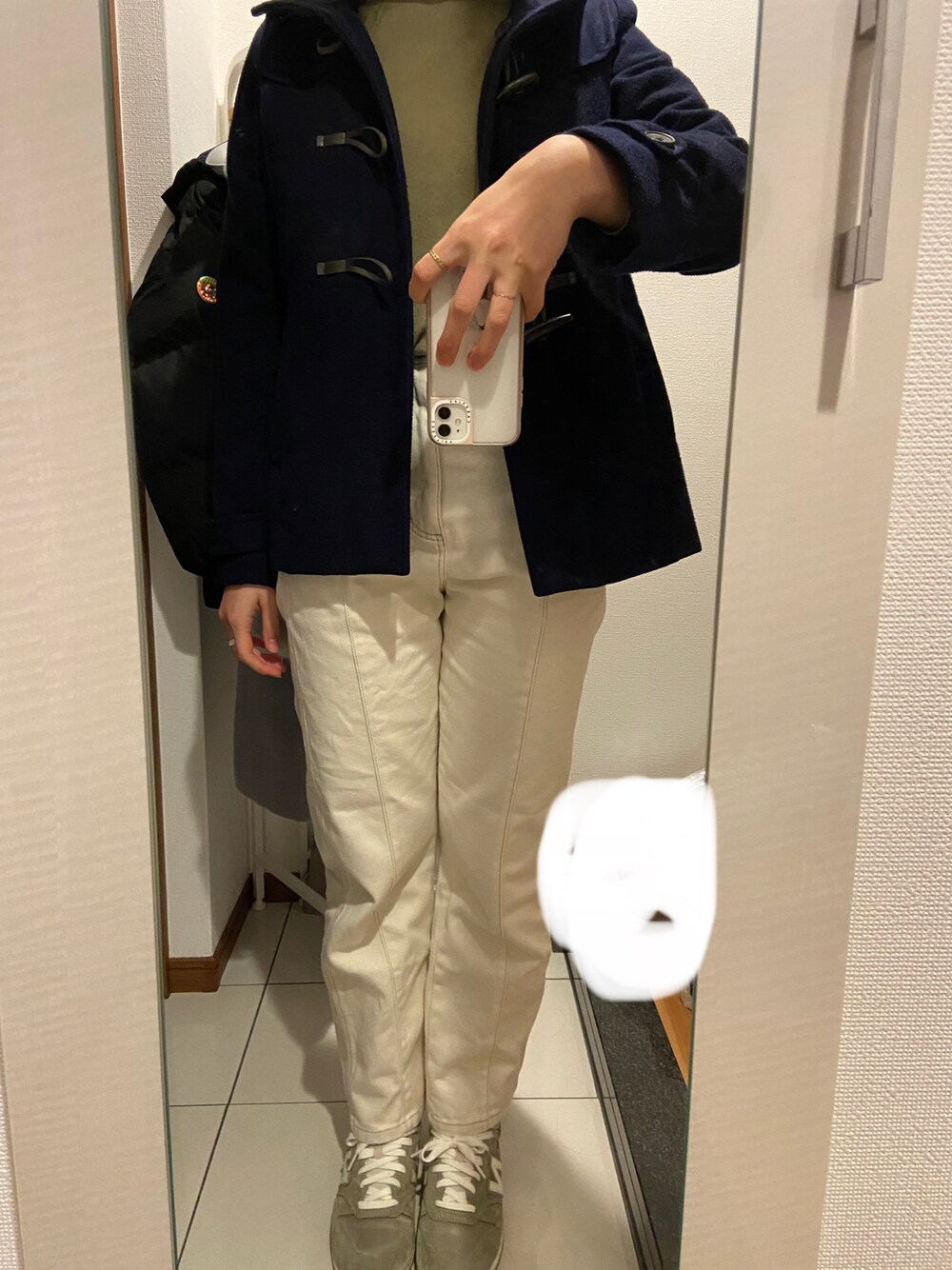 その他のダッフルコート、ホワイト系のデニムパンツ、グリーン系のスニーカーを着用したレディースの冬コーディネートの1枚目の写真