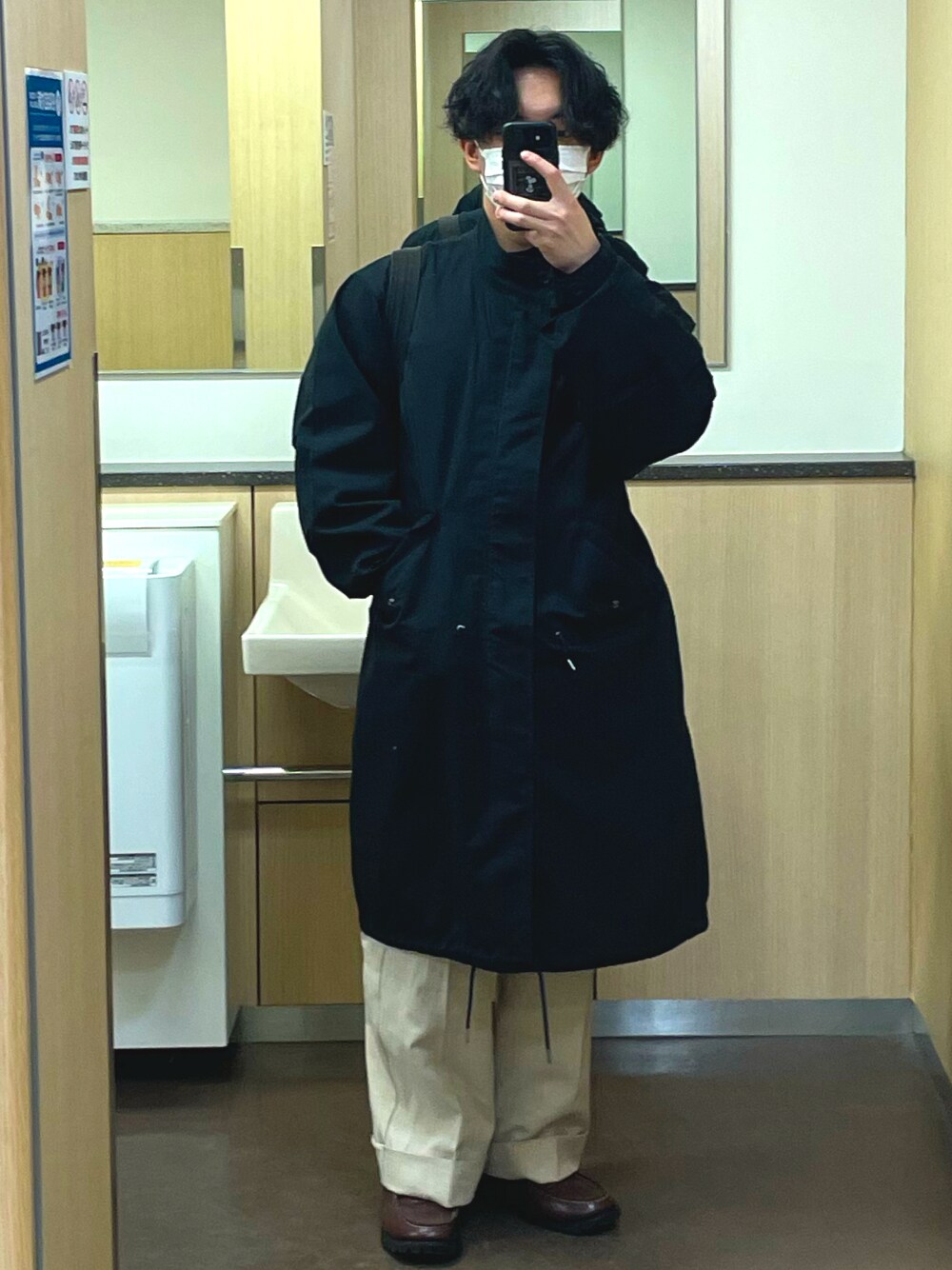 「今日のコーデ、モッズコート、低身長、スラックス、バギーパンツ、ホワイトパンツ、オトナカジュアル、革靴、ブラック×ホワイト、シロクロ、白黒」｜「GUのアイテム（モッズコート、ブラック系）」を使った、macchanclothesさん（メンズ・159cm）の冬コーディネートの1枚目の写真