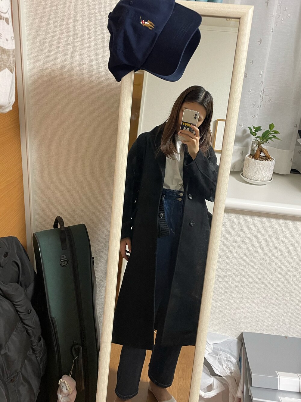 「シンプルコーデ、秋のコーデ、オトナカジュアル、大人女子、パンツコーデ、デニムパンツ、秋冬コーデ、コート、チェスターコート、moussy」｜「MOUSSYのSINGLE CHESTER コート（チェスターコート、ブラック系）」を使った、こここ。さん（レディース・165cm）の秋コーディネートの1枚目の写真
