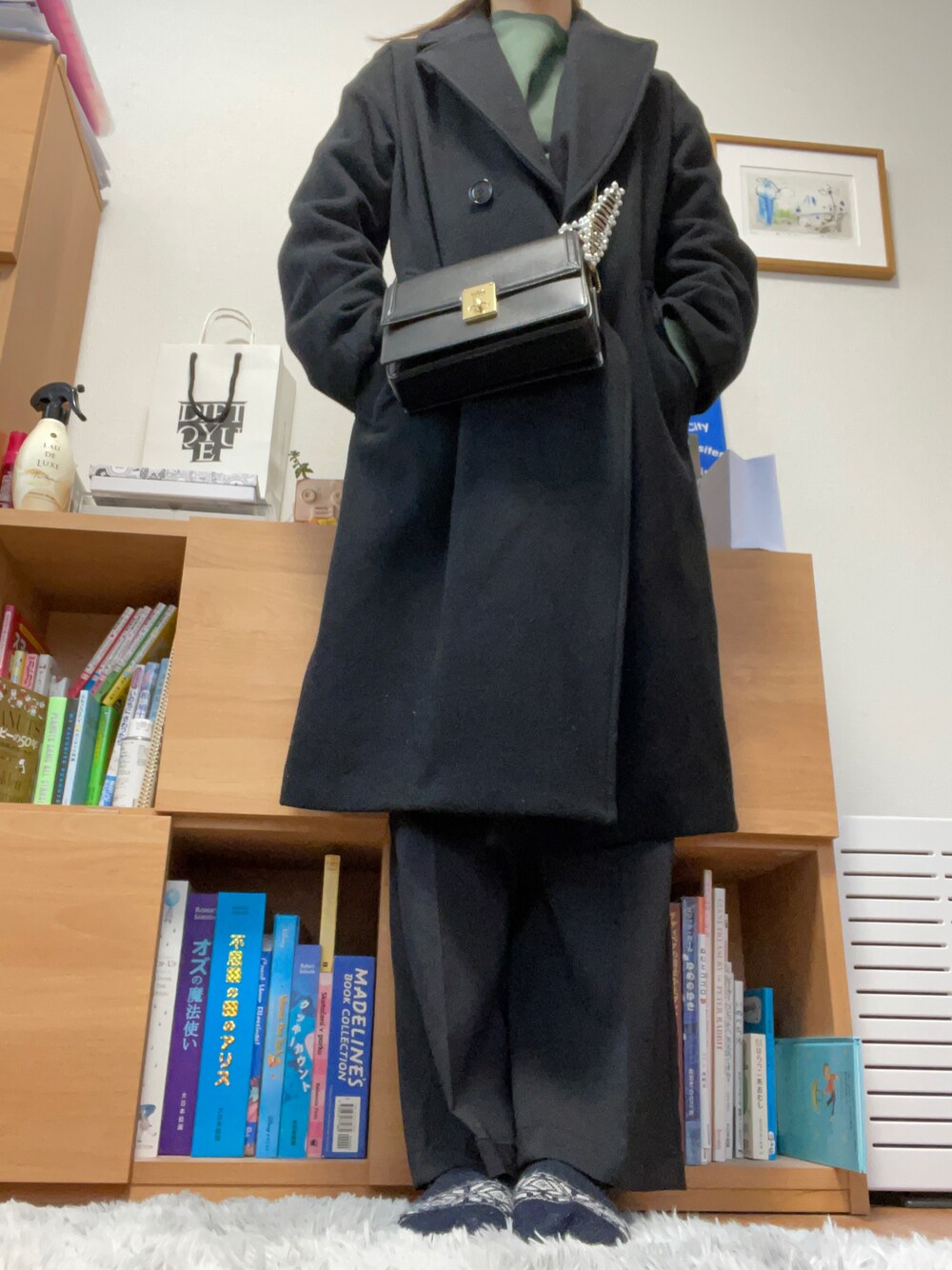 「冬、オトナ女子、オトナカジュアル、ootd、ミニバッグ、パンツコーデ、COACH、チェスターコート、UNIQLO、ブラック、スラックス、スウェット、グリーン」｜「natiamのアイテム（スウェット、グリーン系）」を使った、こここ。さん（レディース・165cm）の冬コーディネートの1枚目の写真